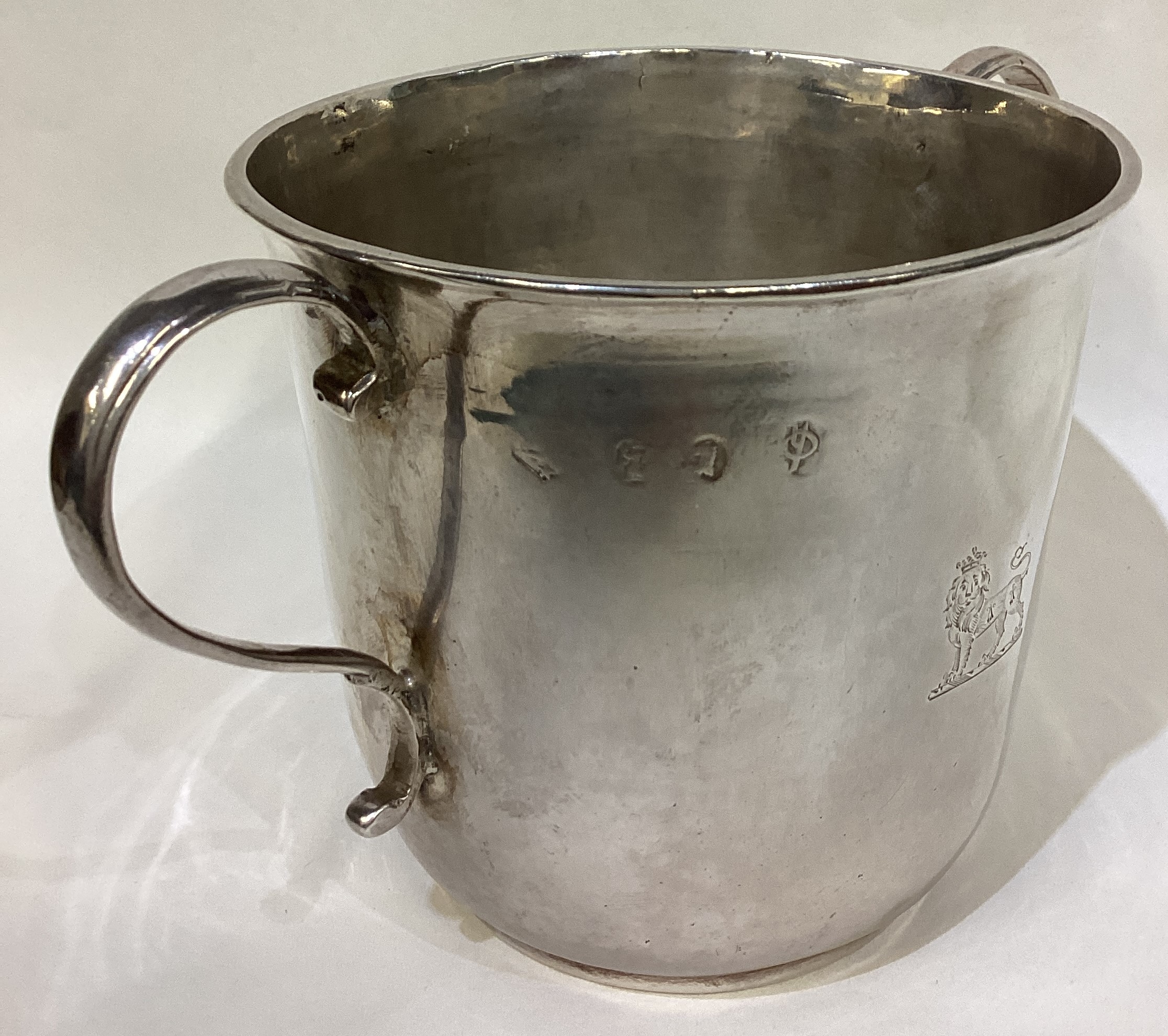 An early Queen Anne silver porringer with central armorial. - Image 2 of 2