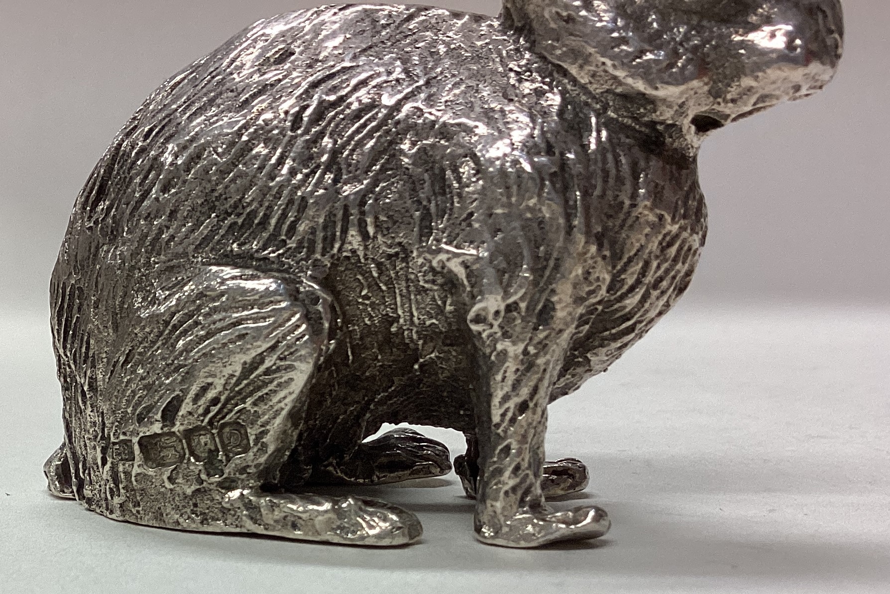 A novelty heavy silver figure of a hare in seated position. - Image 4 of 4