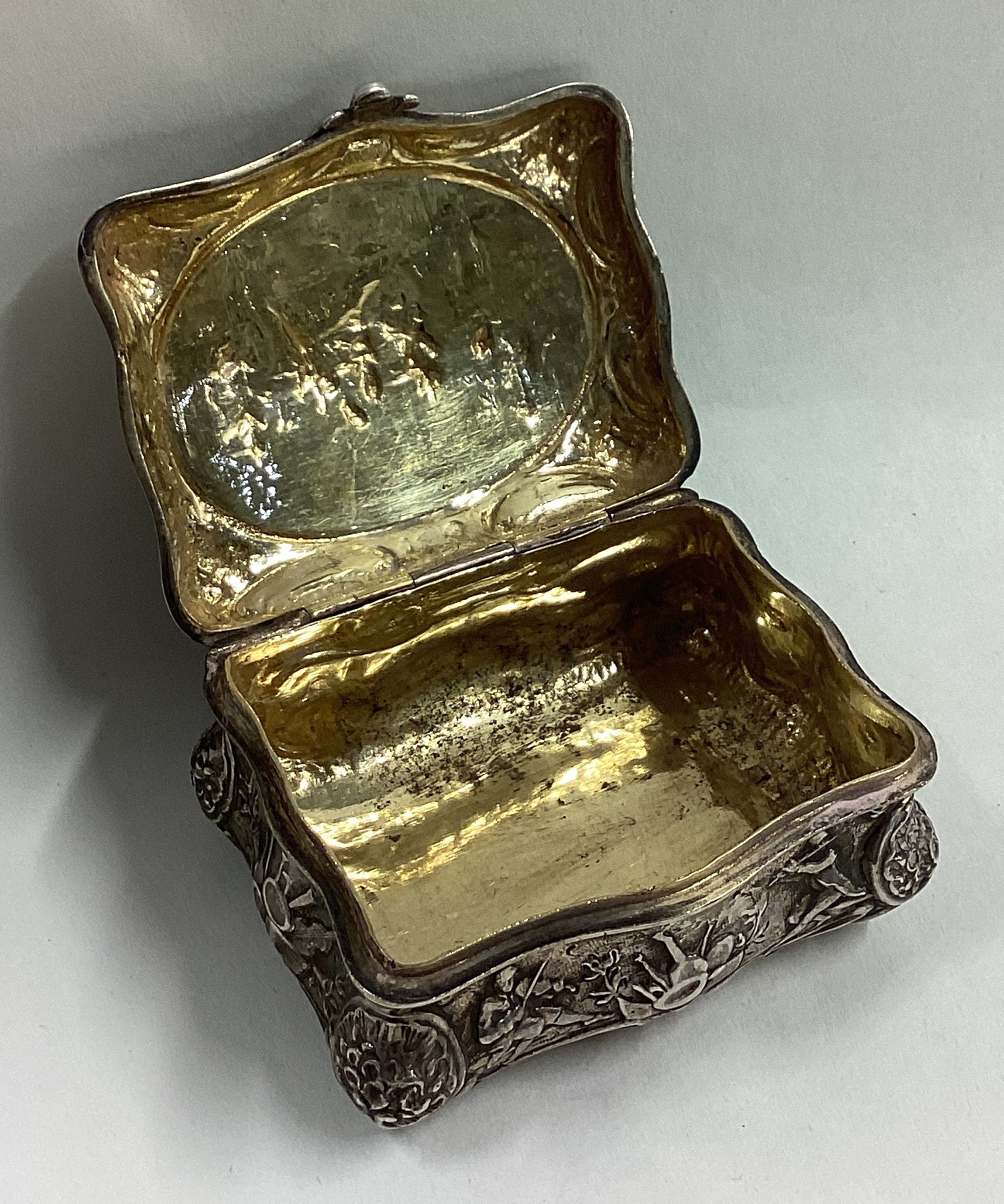 A good chased silver trinket box decorated with figures. - Image 3 of 4
