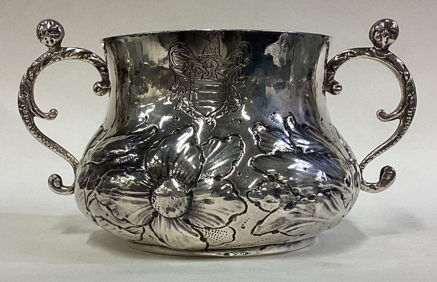 A rare and unusual 17th Century silver porringer with central armorial. - Image 5 of 5
