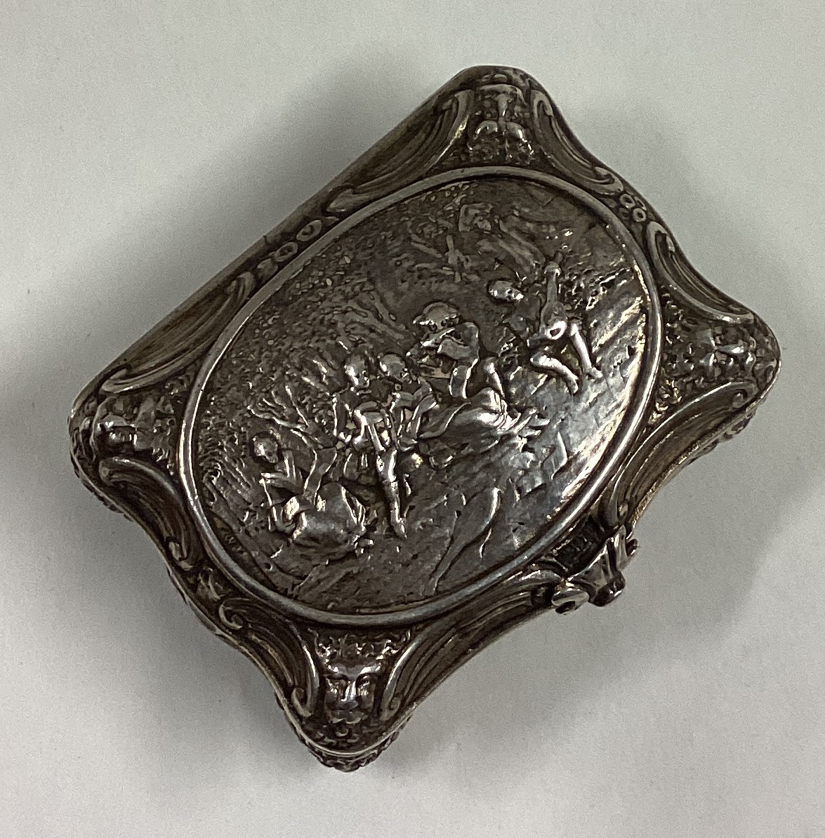 A good chased silver trinket box decorated with figures. - Image 2 of 4