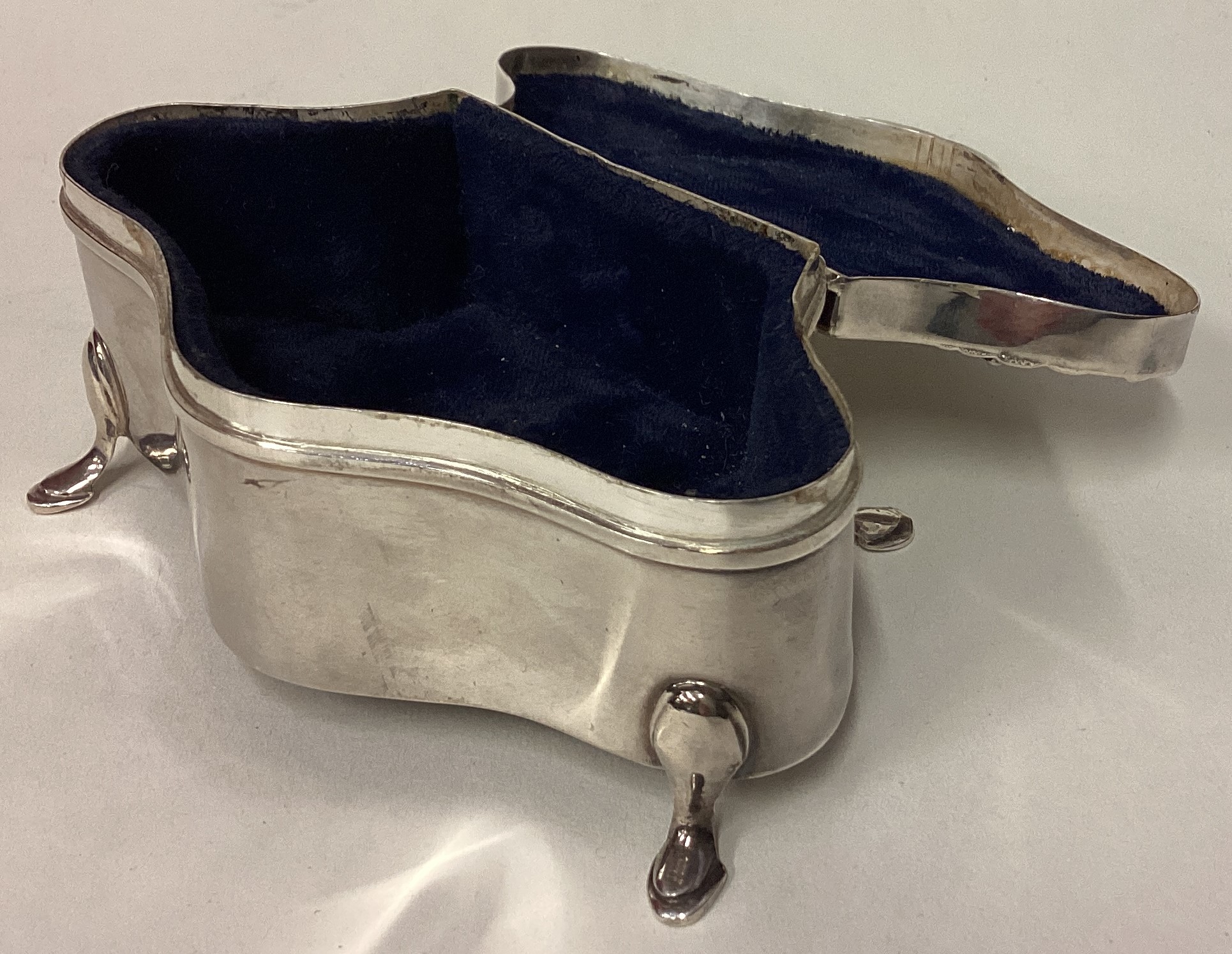CHESTER: A chased silver jewellery box. 1906. - Image 3 of 3