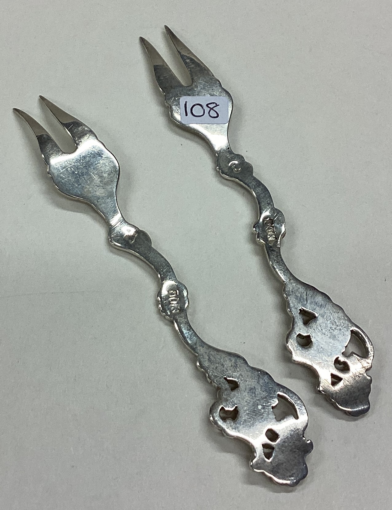 DUBLIN: A rare pair of Irish silver pickle forks. - Image 2 of 3