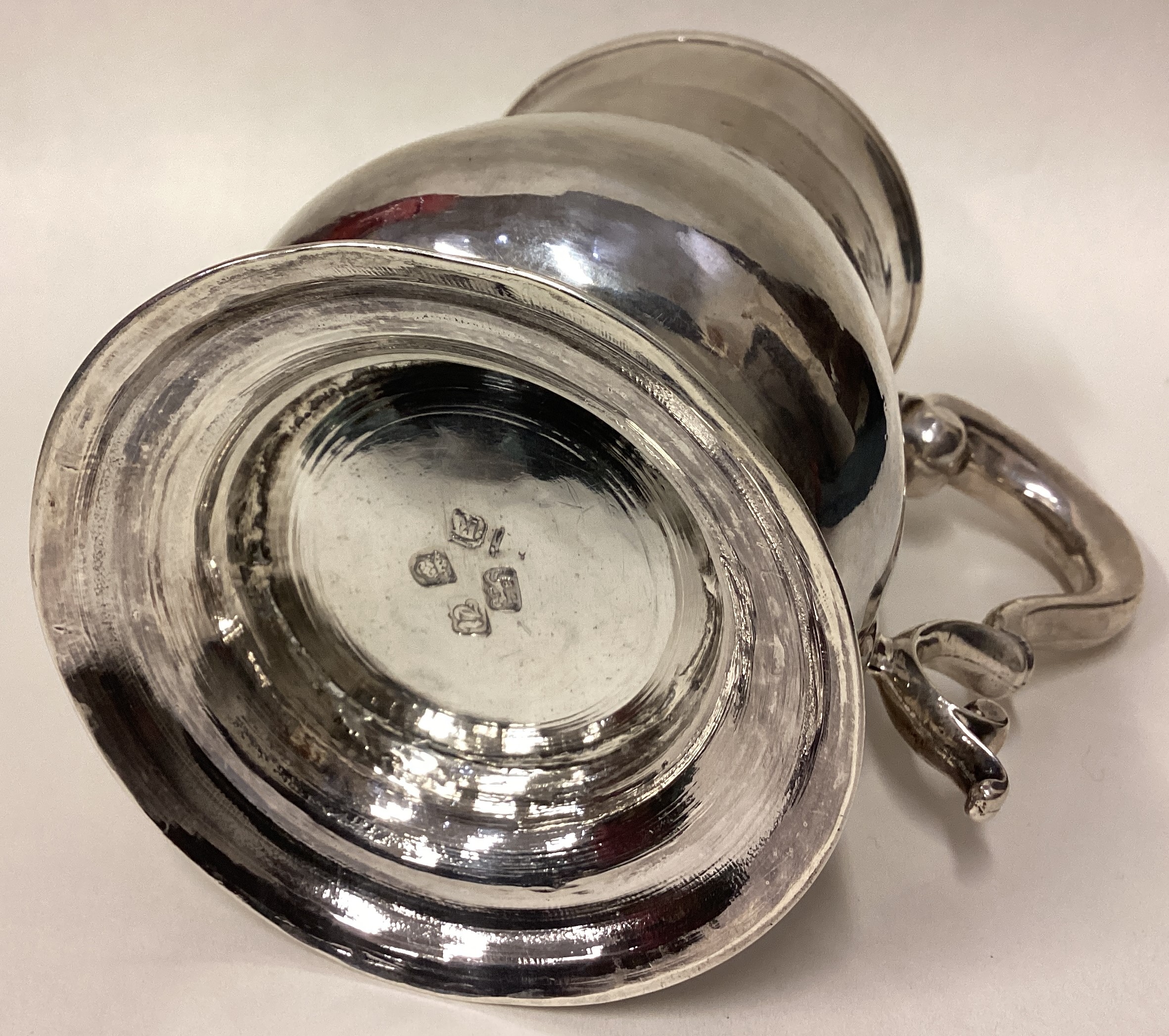 A large and fine 18th Century silver pint mug. - Image 3 of 3