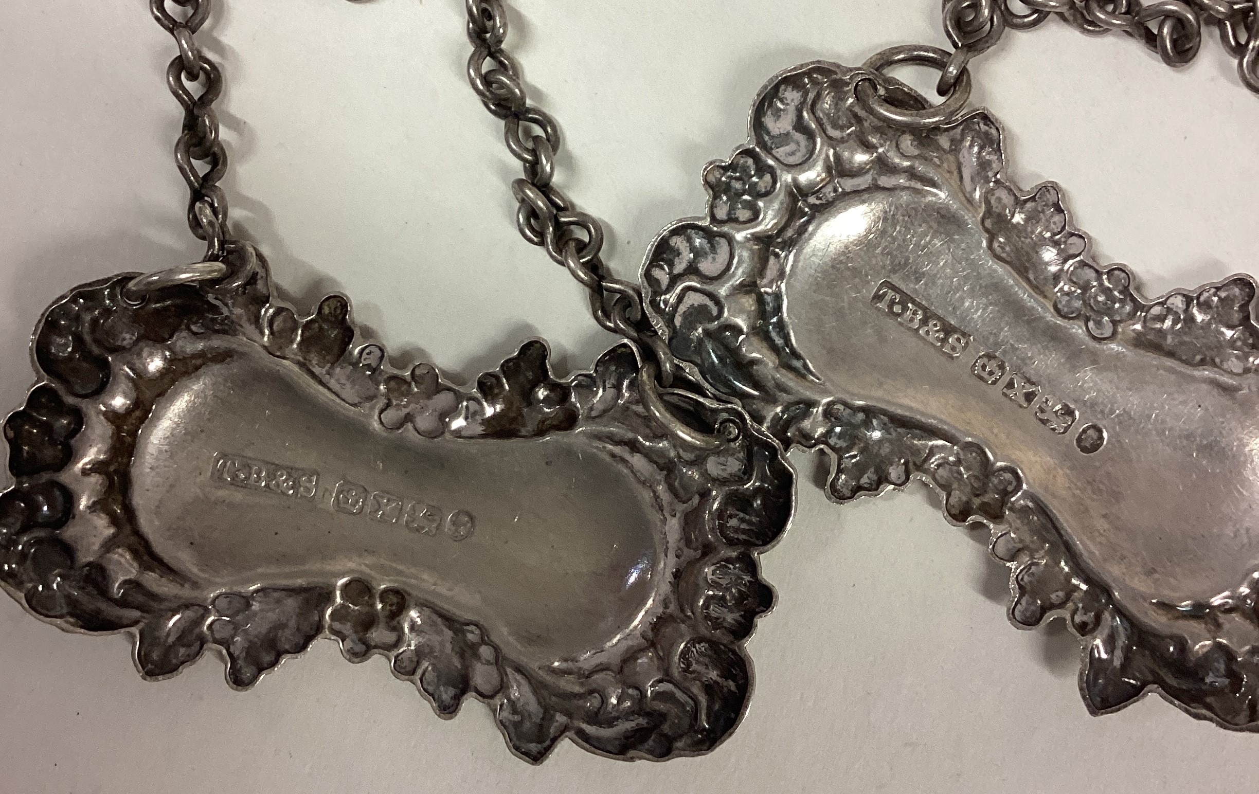 A pair of Victorian silver wine labels for 'Port' and 'Claret'. - Image 2 of 2