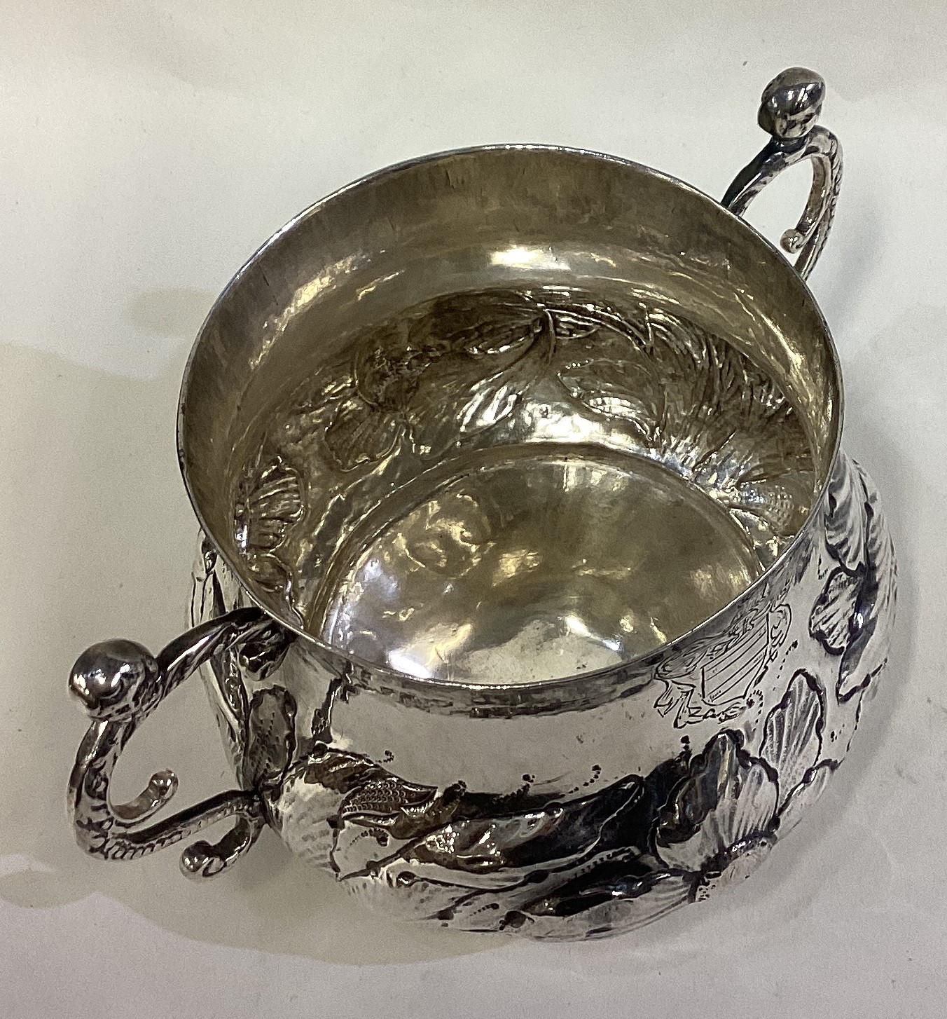 A rare and unusual 17th Century silver porringer with central armorial. - Image 3 of 5