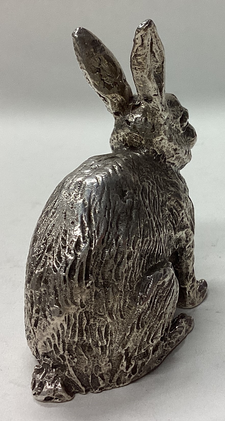 A novelty heavy silver figure of a hare in seated position. - Image 3 of 4