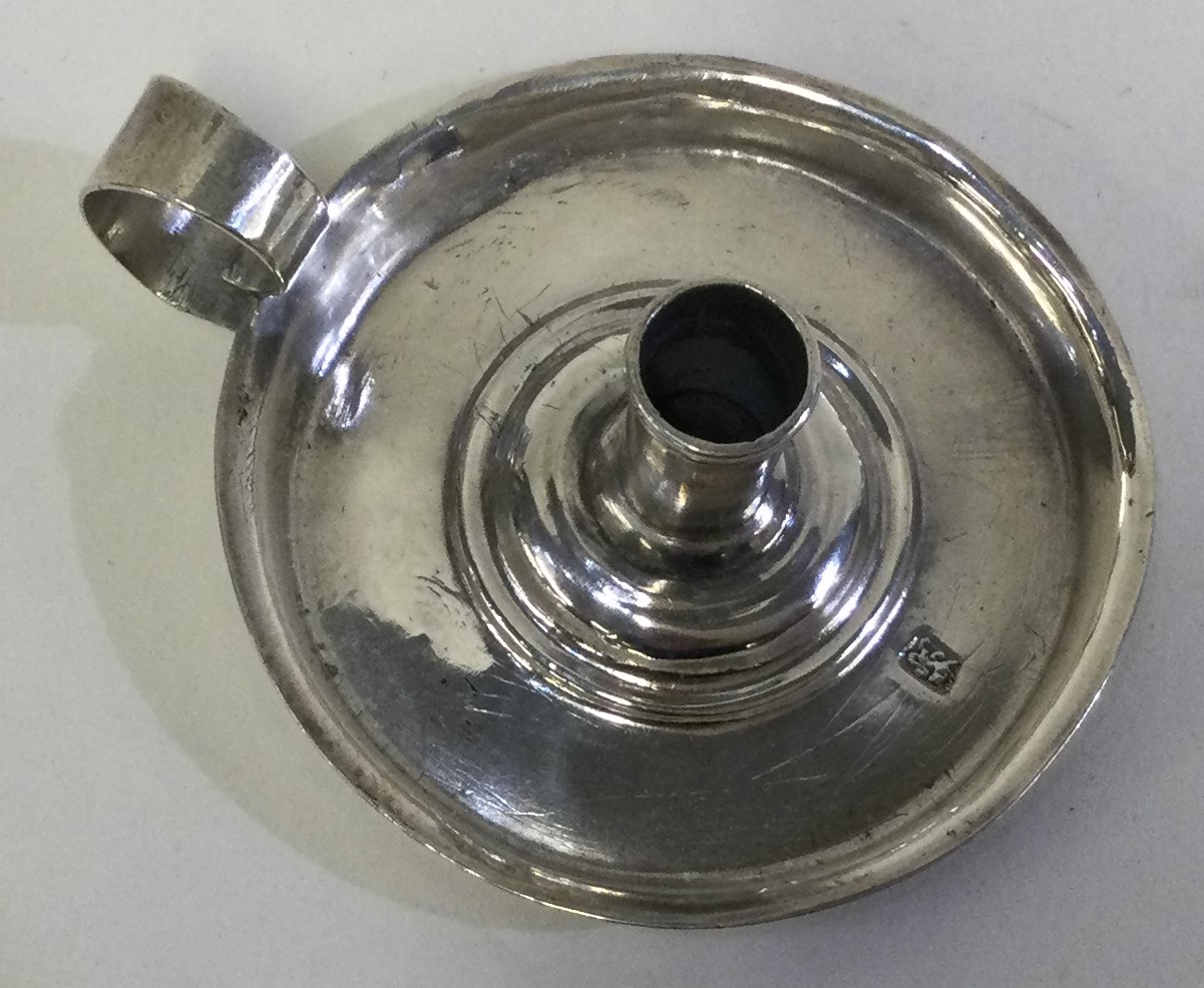 An early silver miniature chamberstick. Circa 1725. - Bild 2 aus 4