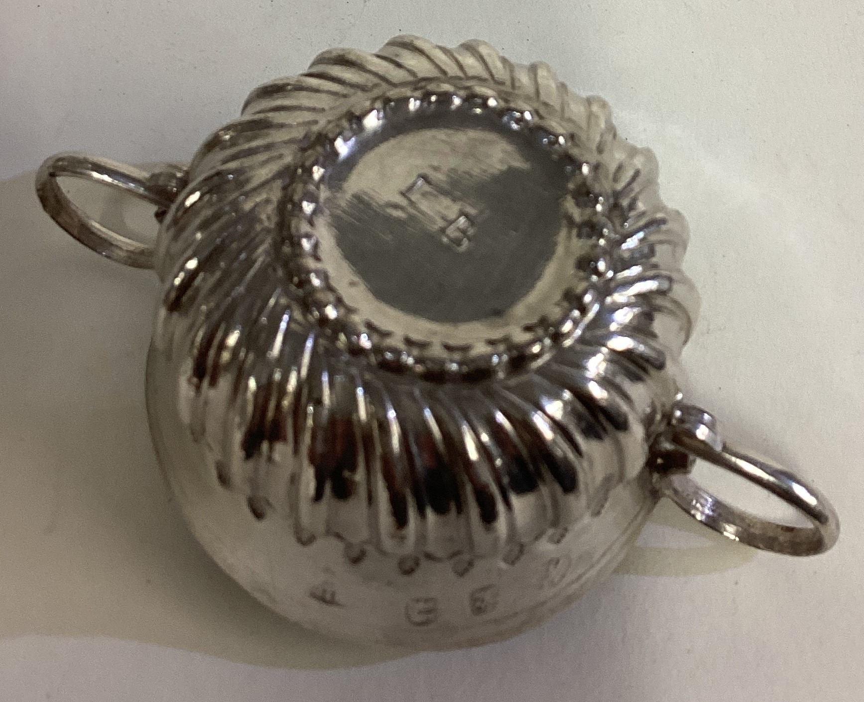 A William III silver porringer. London 1700. - Image 4 of 4