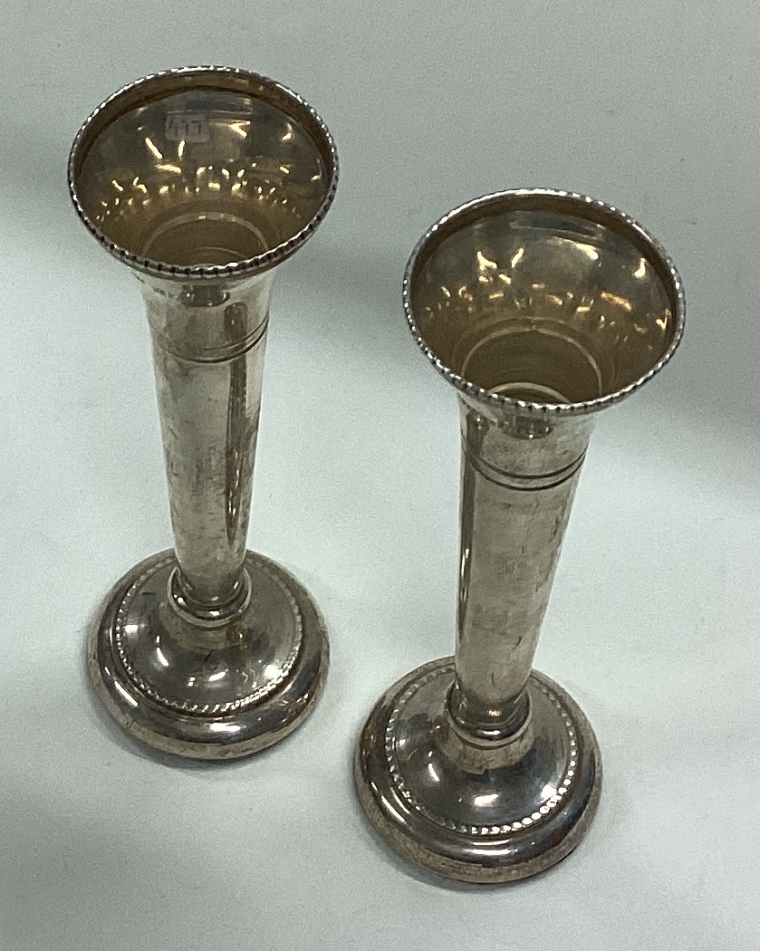 A pair of silver vases. - Bild 2 aus 2