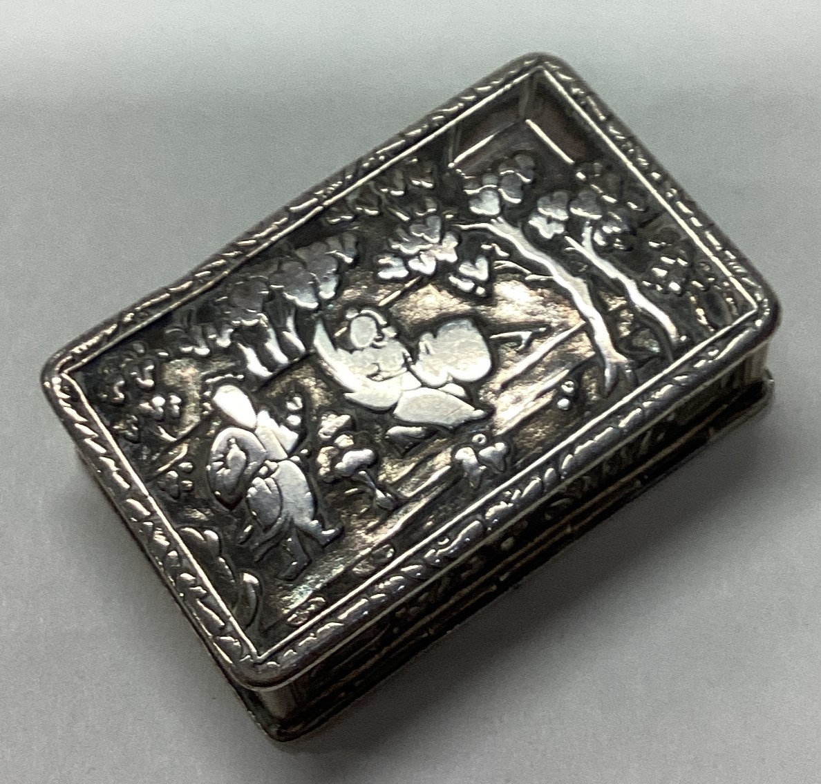 A Chinese silver snuff box embossed with figures. - Image 3 of 3