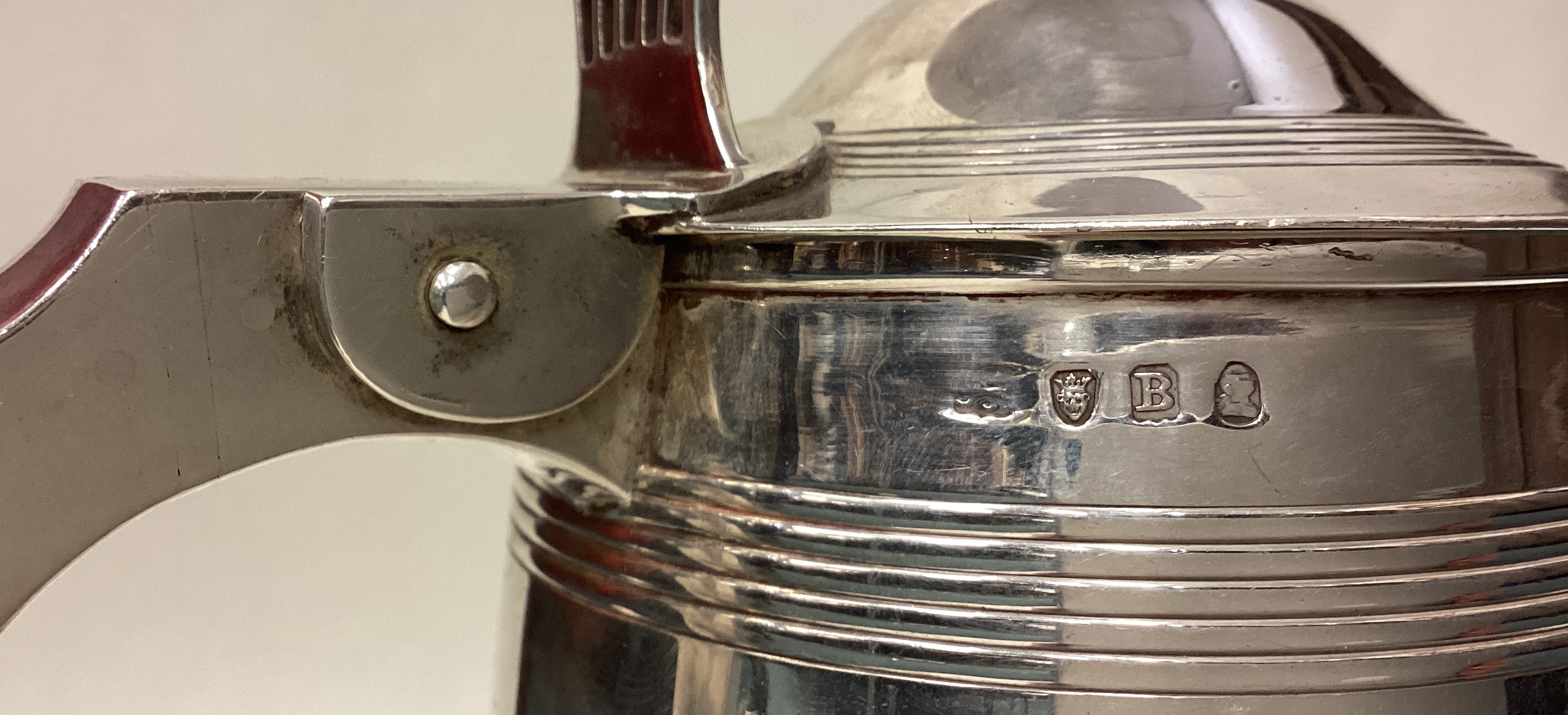 A fine George III silver lidded tankard of barrelled form. - Image 3 of 5
