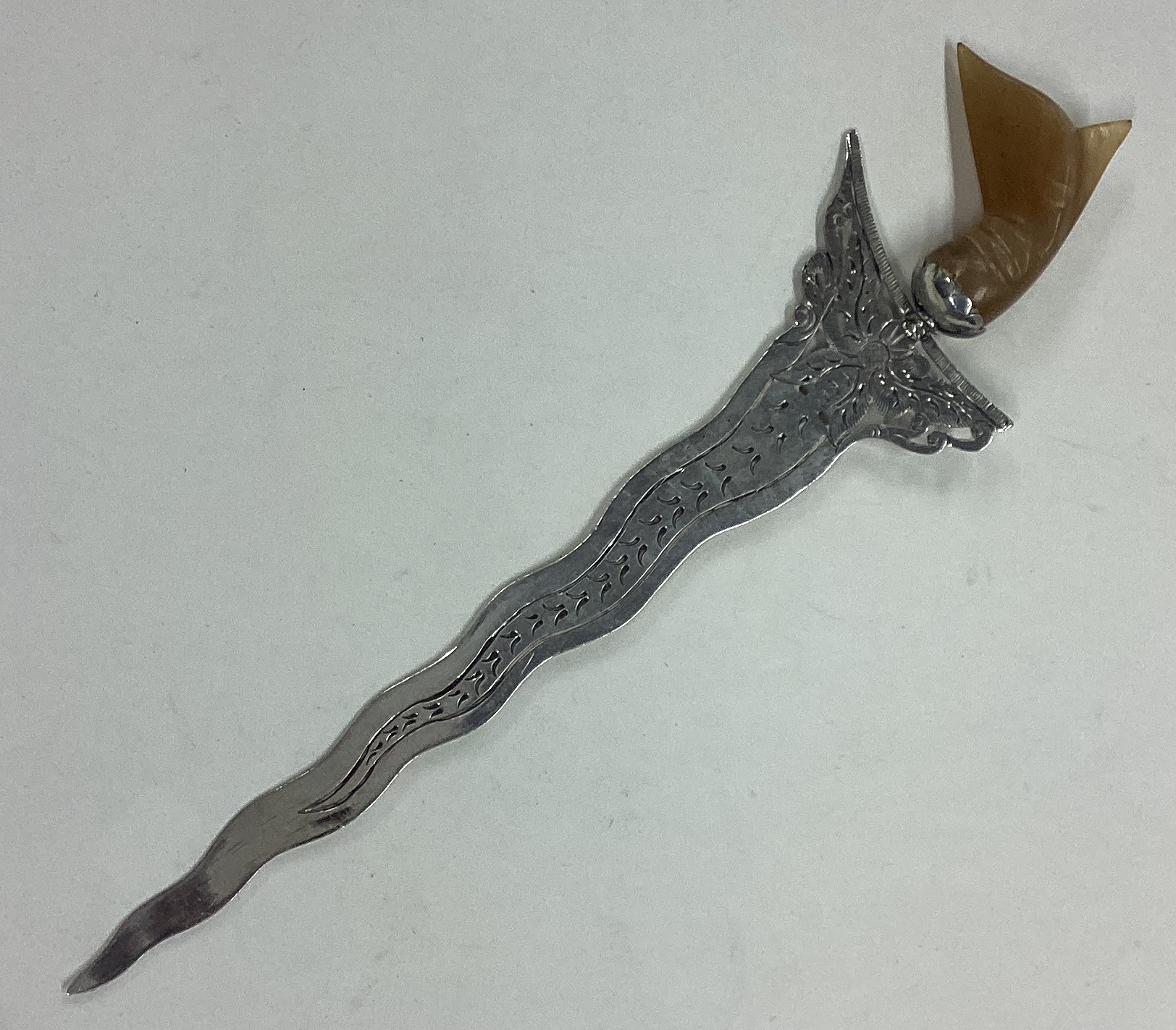 A rare silver letter opener with unusual handle. - Bild 2 aus 2