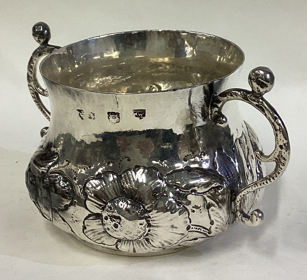 A rare and unusual 17th Century silver porringer with central armorial. - Image 2 of 5