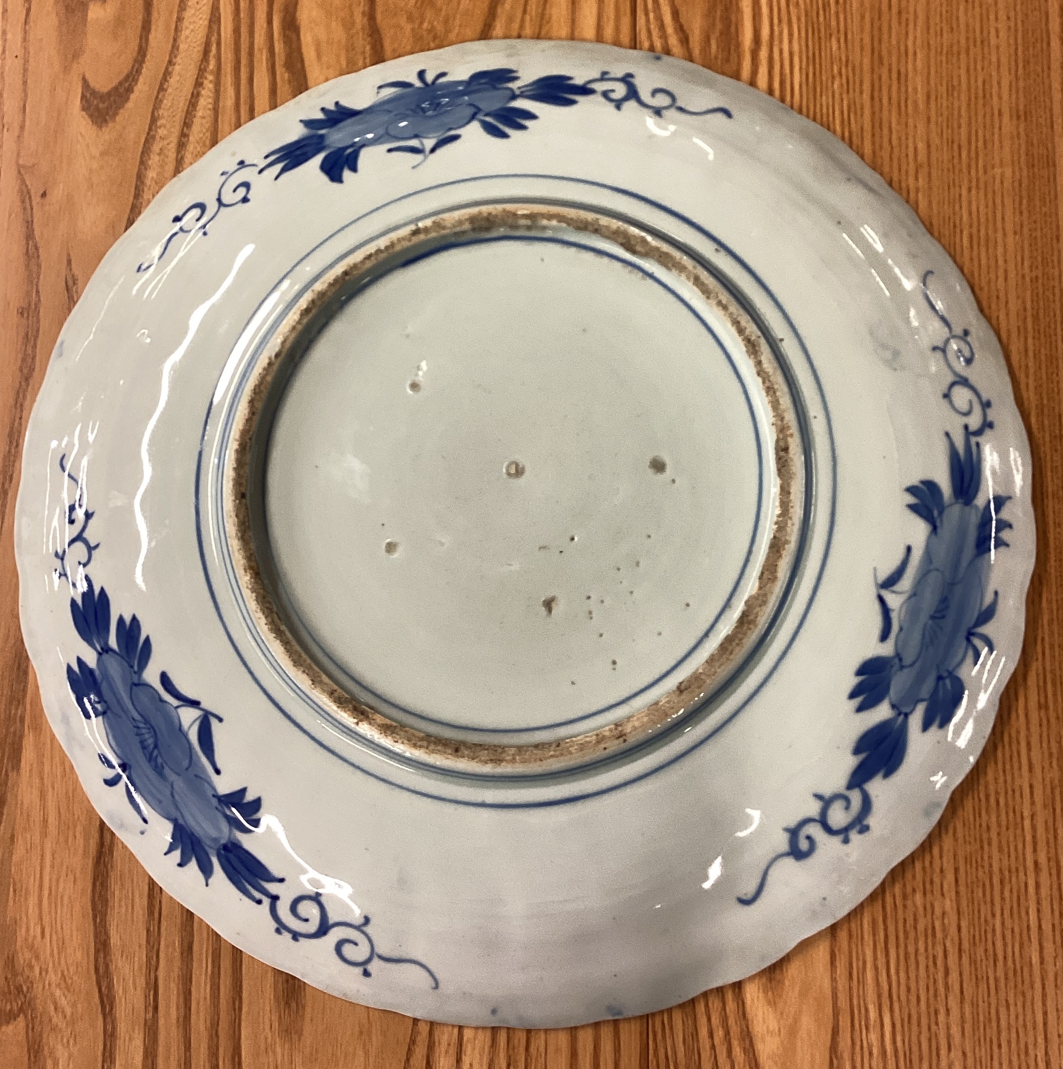 A large Chinese blue and white charger with floral decoration. - Image 3 of 3