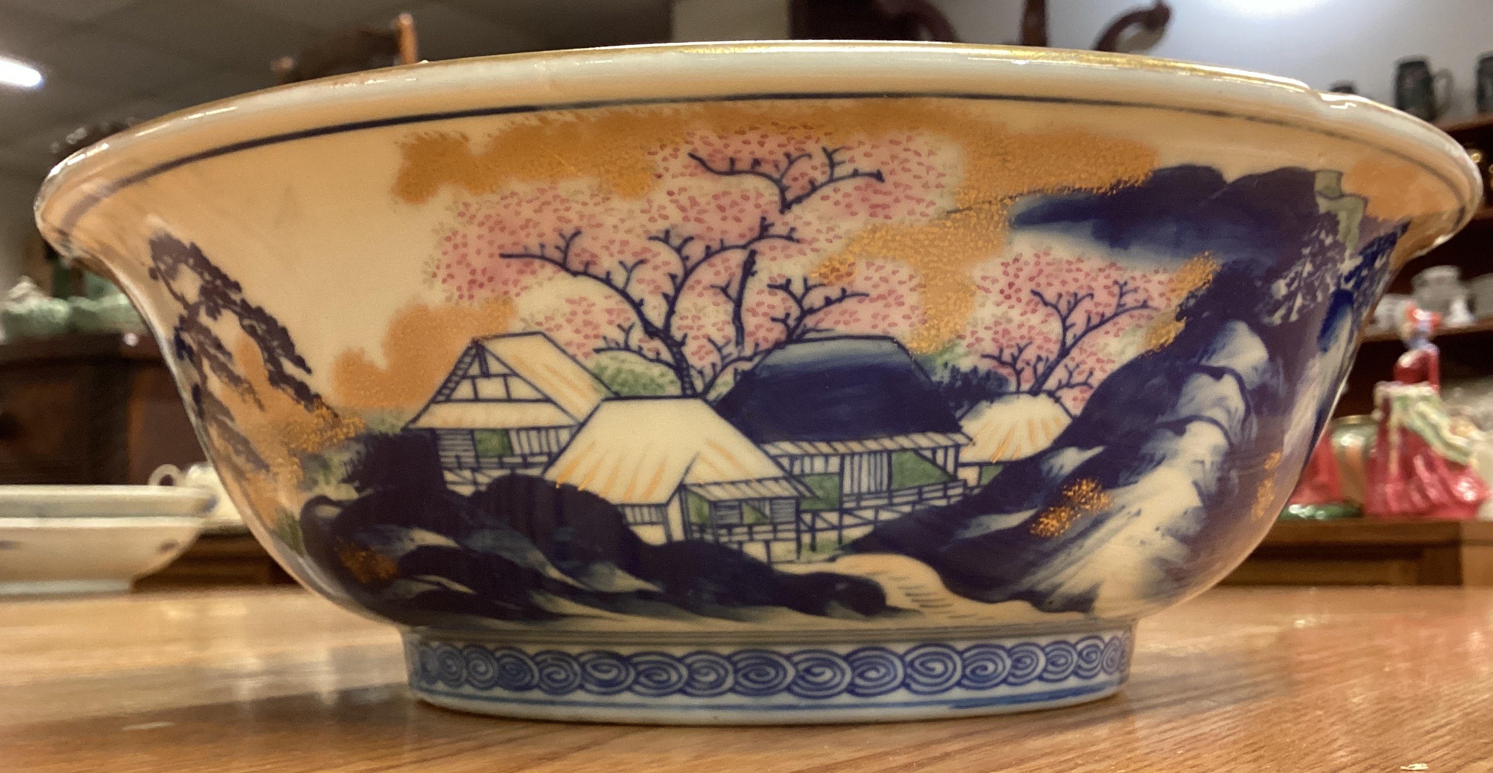 A large Chinese bowl decorated with buildings. Signed to base. - Image 4 of 4