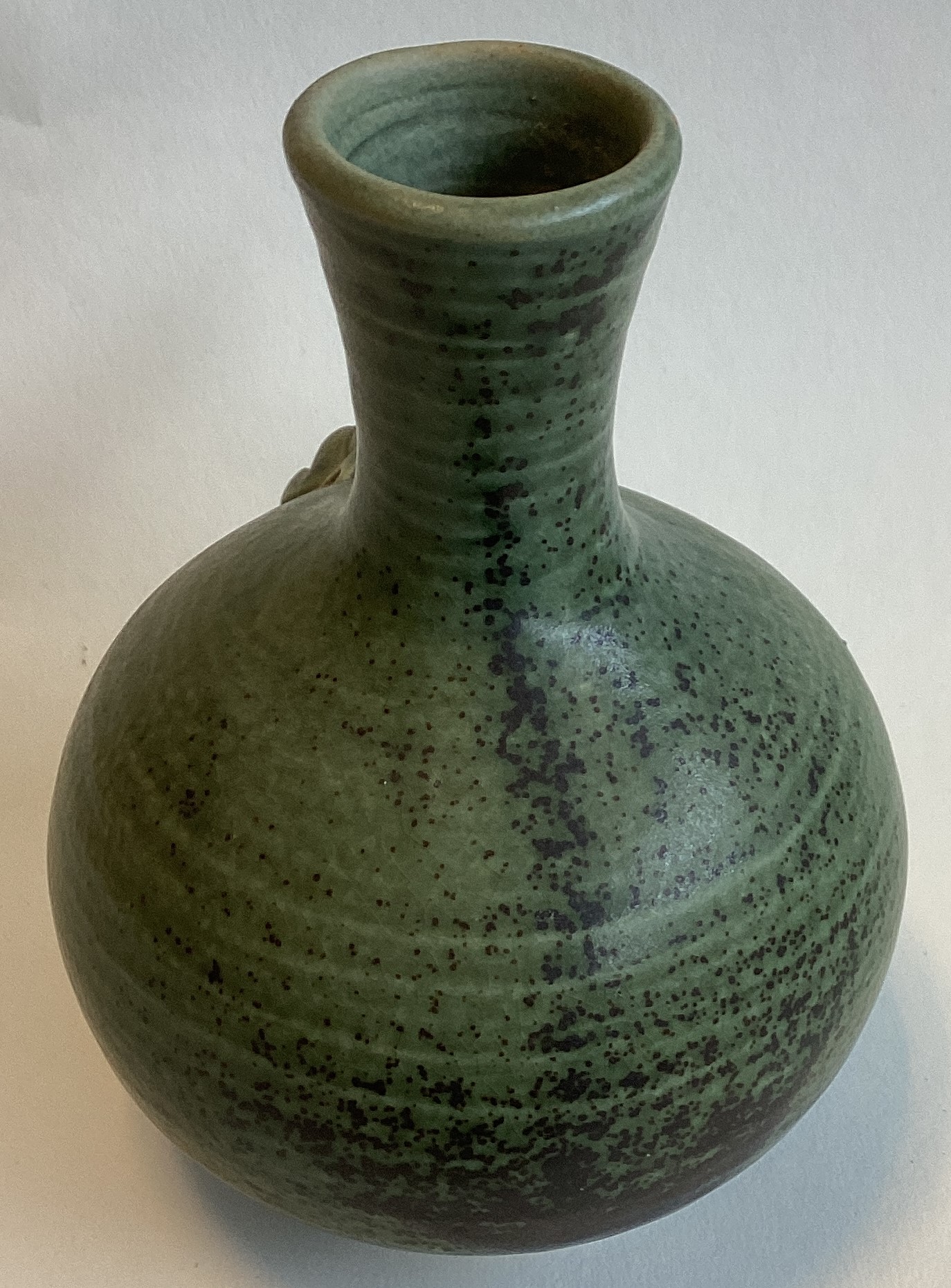 A small celadon stoneware bud vase with tree frog - Image 5 of 5