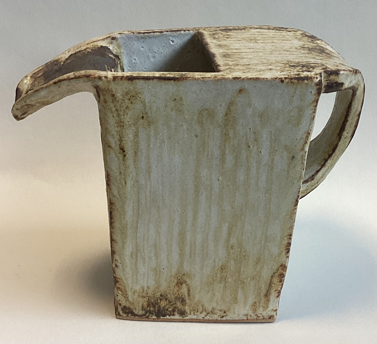 A stylish shaped stoneware jug with fluted sides a - Image 3 of 5