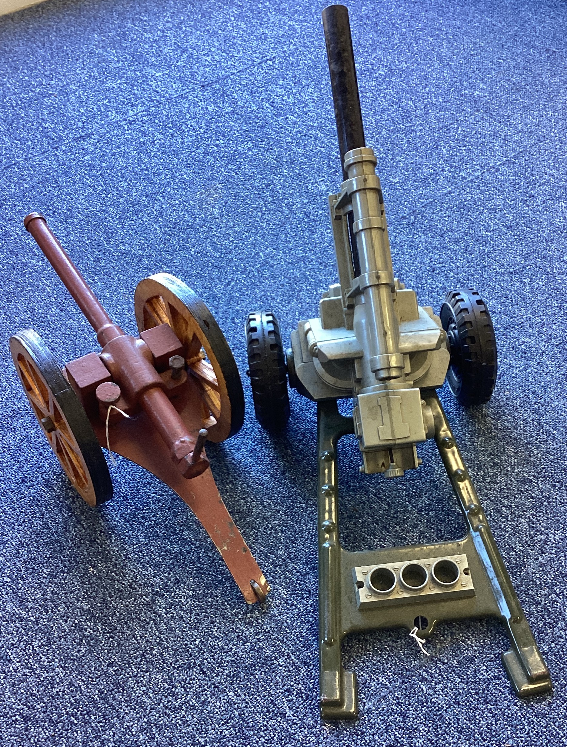 A large model of a Marx field gun together with one other. - Image 2 of 2