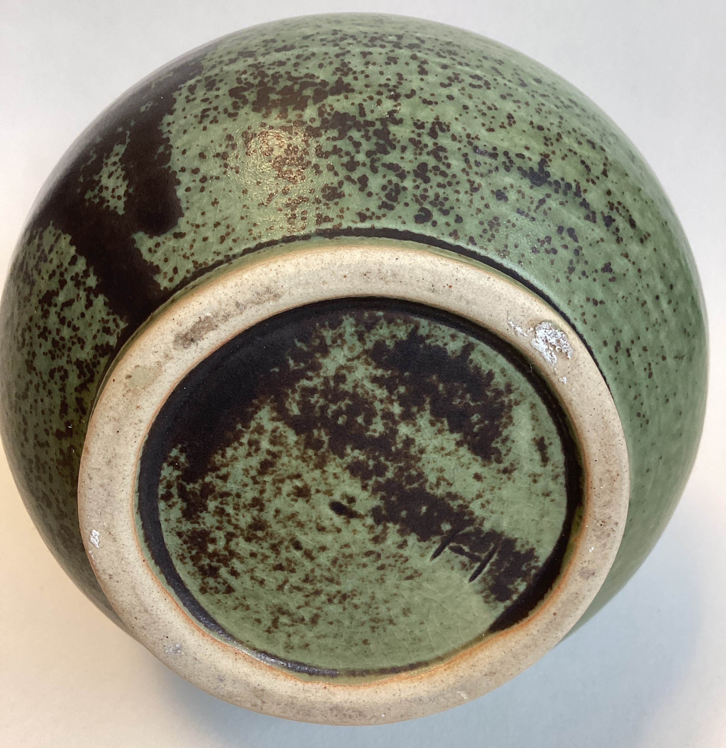 A small celadon stoneware bud vase with tree frog - Image 4 of 5