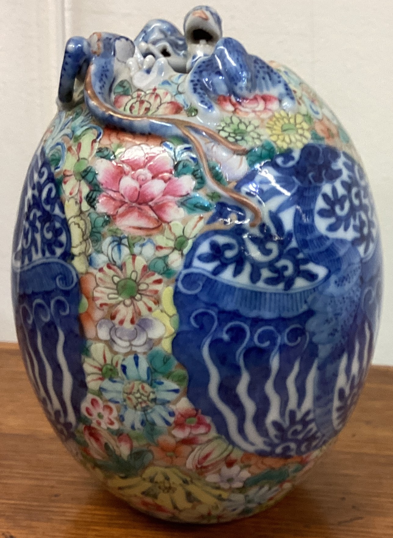 A good Chinese vase attractively decorated with dragons. Signed to base. - Image 2 of 3