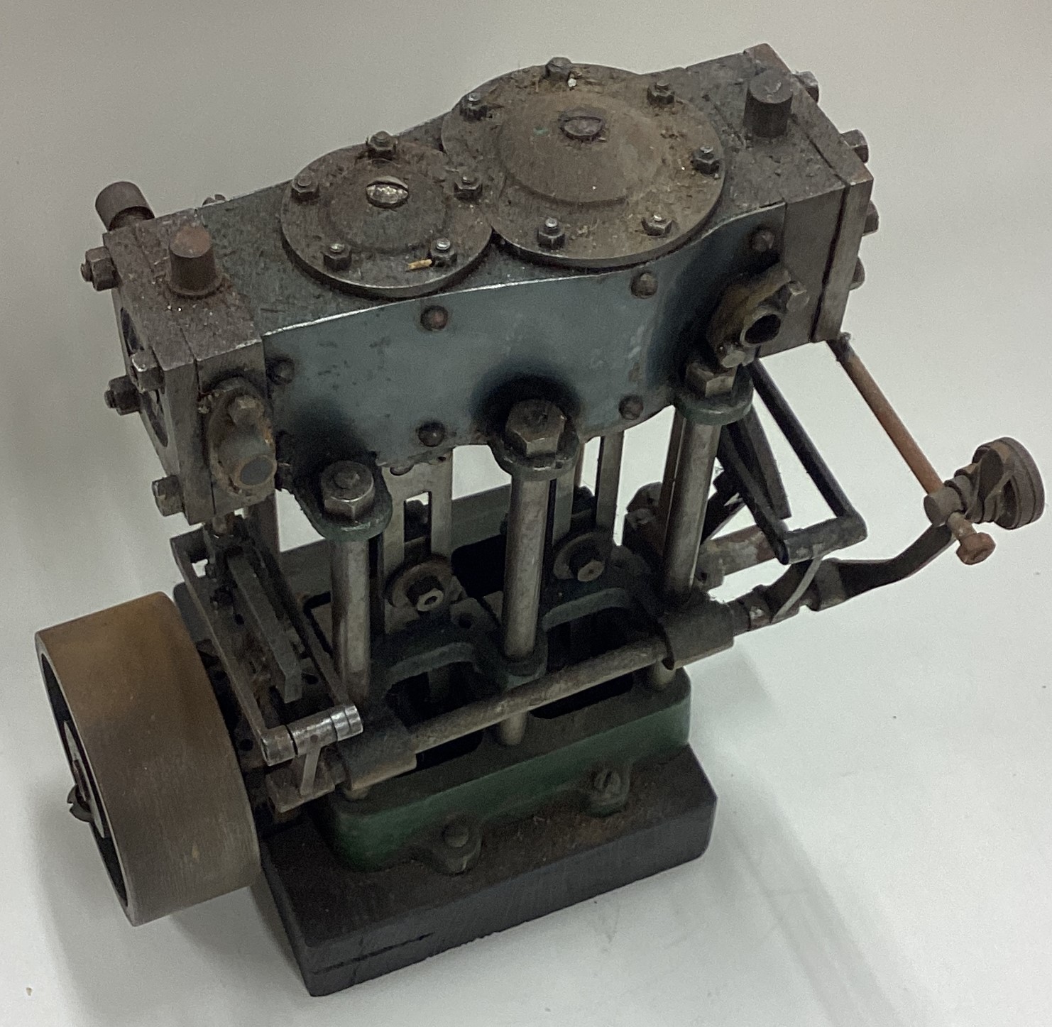 A small model engine. - Image 2 of 3