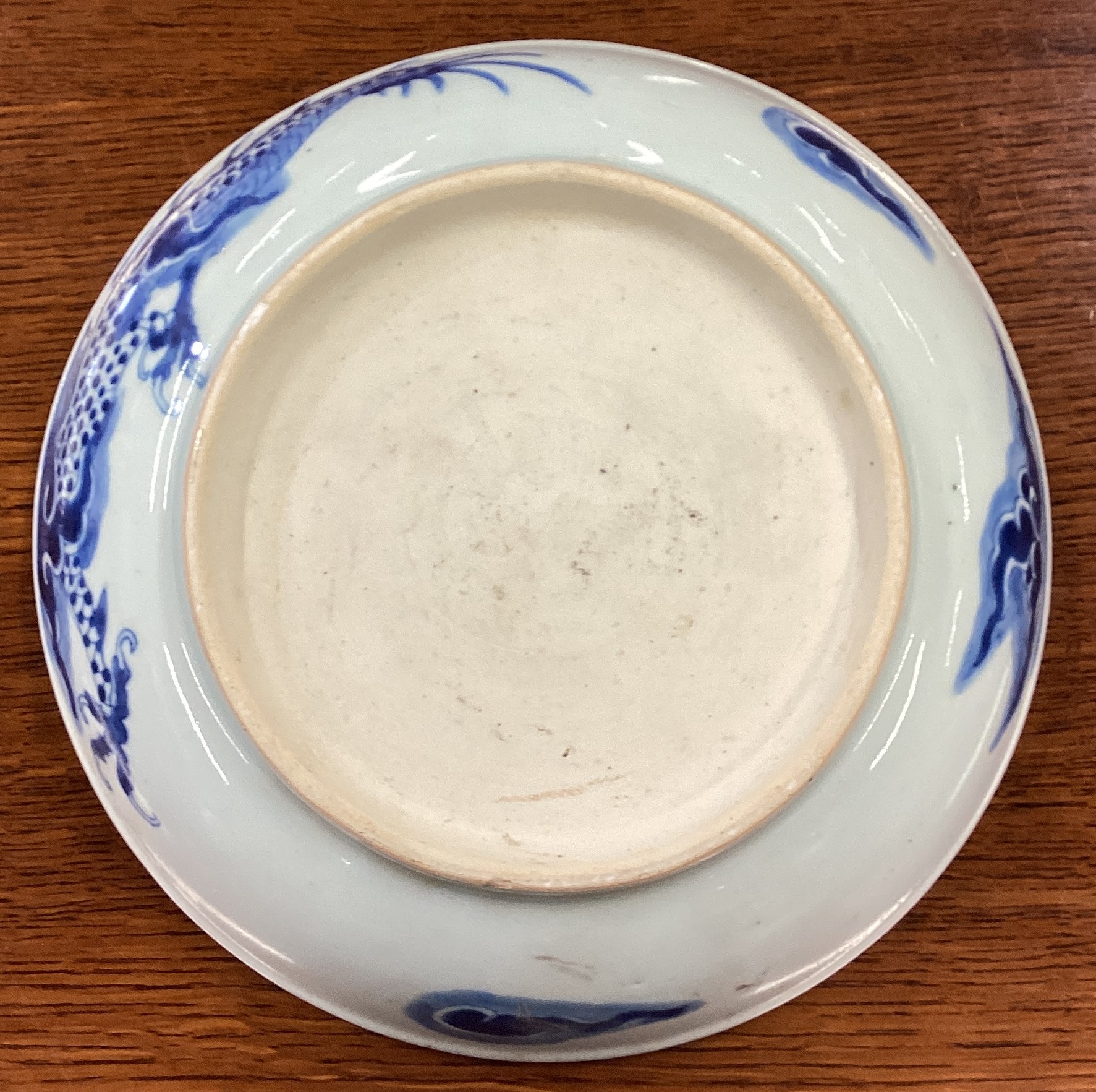 A large Chinese blue and white bowl with dragon decoration. - Image 2 of 3
