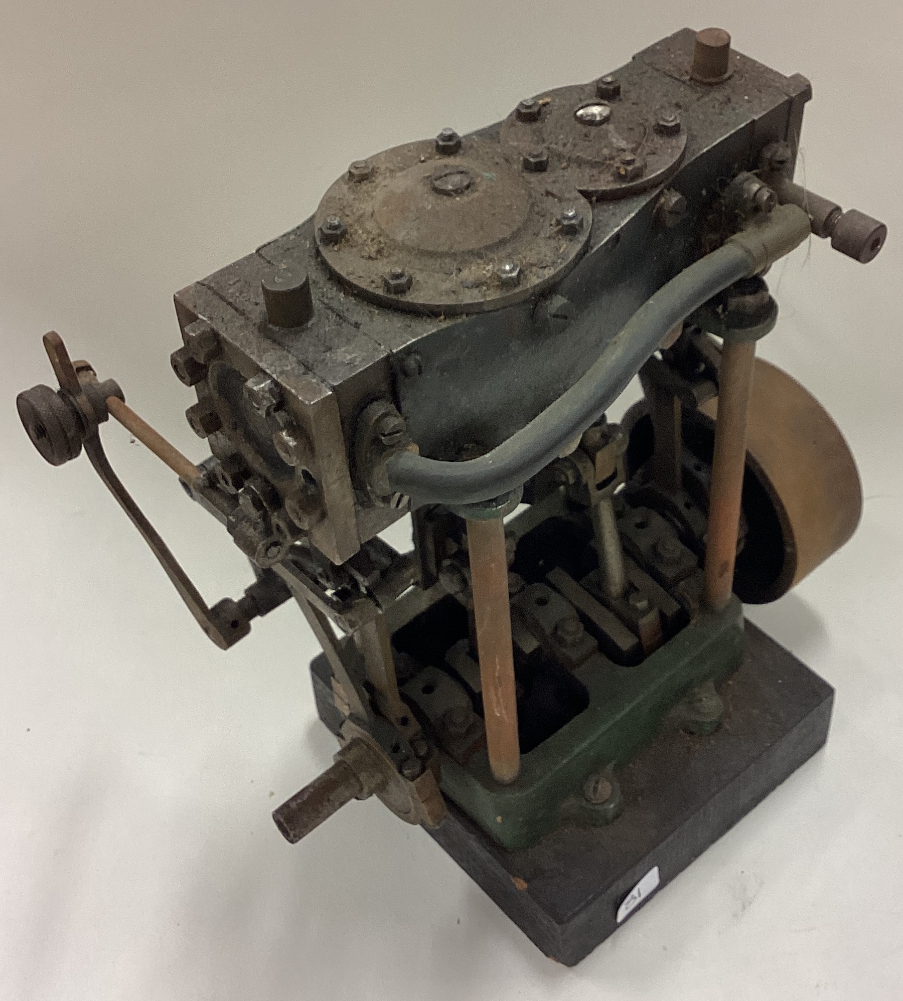 A small model engine. - Image 3 of 3