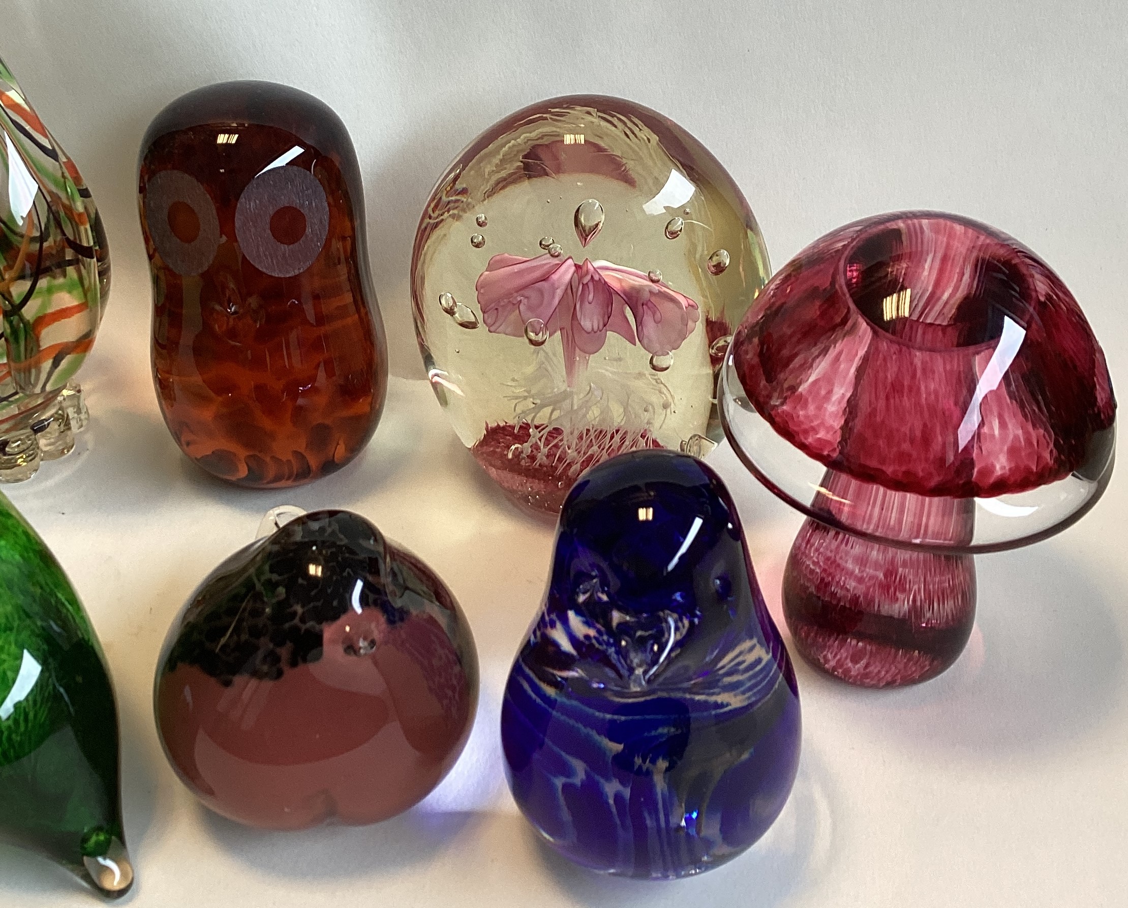 A selection of glass paperweights in the form of animals to included Wedgwood. - Image 3 of 3