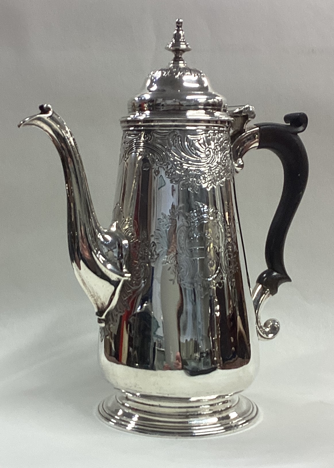 A George II silver coffee pot in the Rococo style. - Image 2 of 5