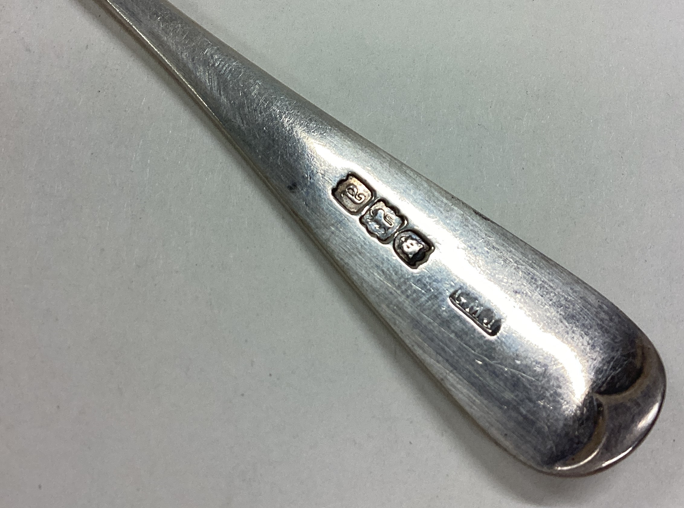 An Edwardian silver butter knife with engraved decoration. - Image 3 of 3