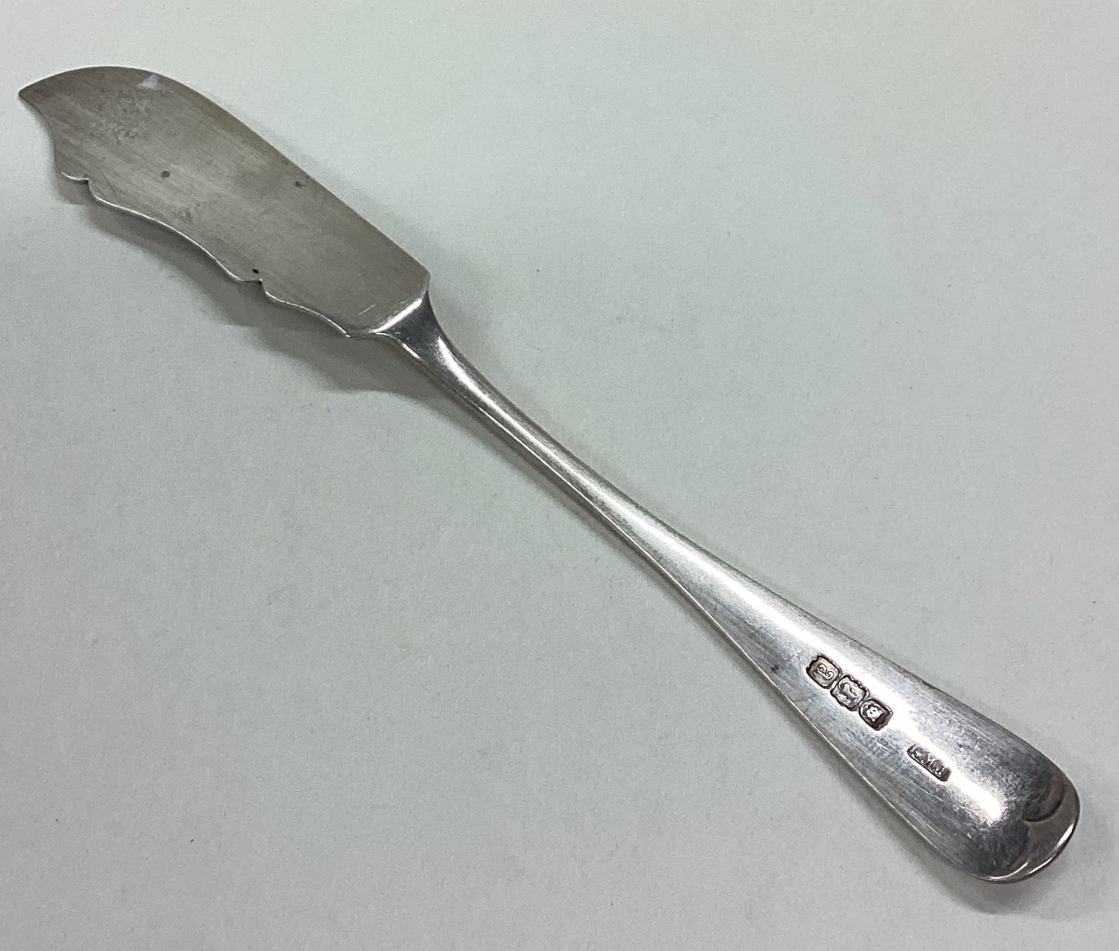 An Edwardian silver butter knife with engraved decoration. - Image 2 of 3
