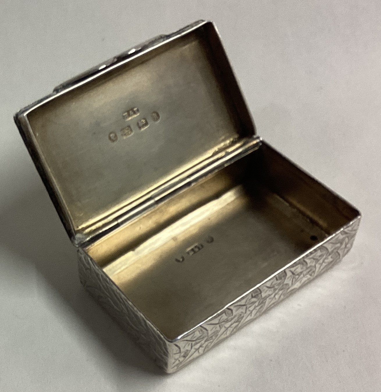 A Victorian silver snuff box with hinged lid. - Image 2 of 3