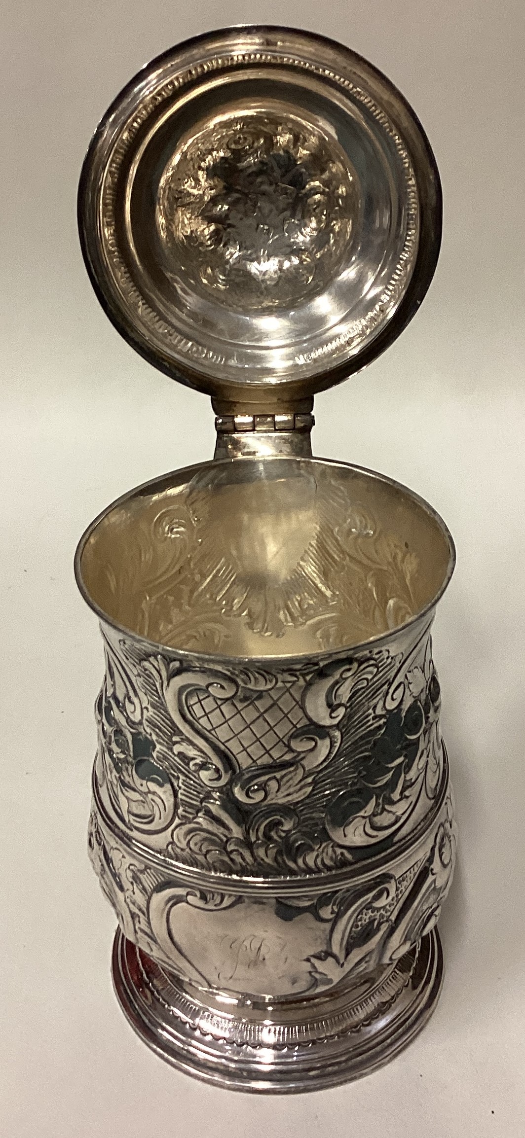 An 18th Century chased silver tankard. London 1772. - Image 3 of 4