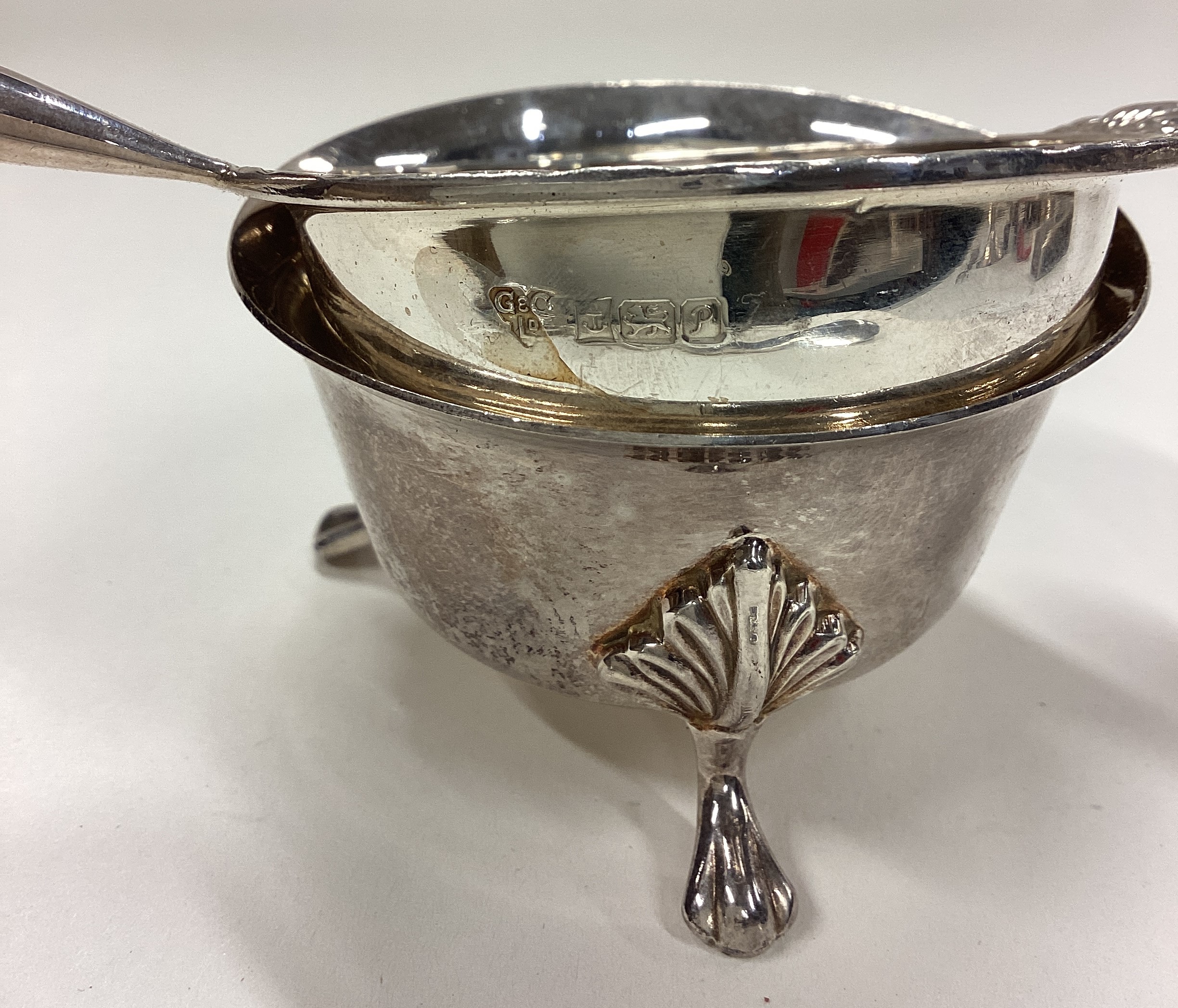 A silver tea strainer on stand. Birmingham 1989. - Image 3 of 3