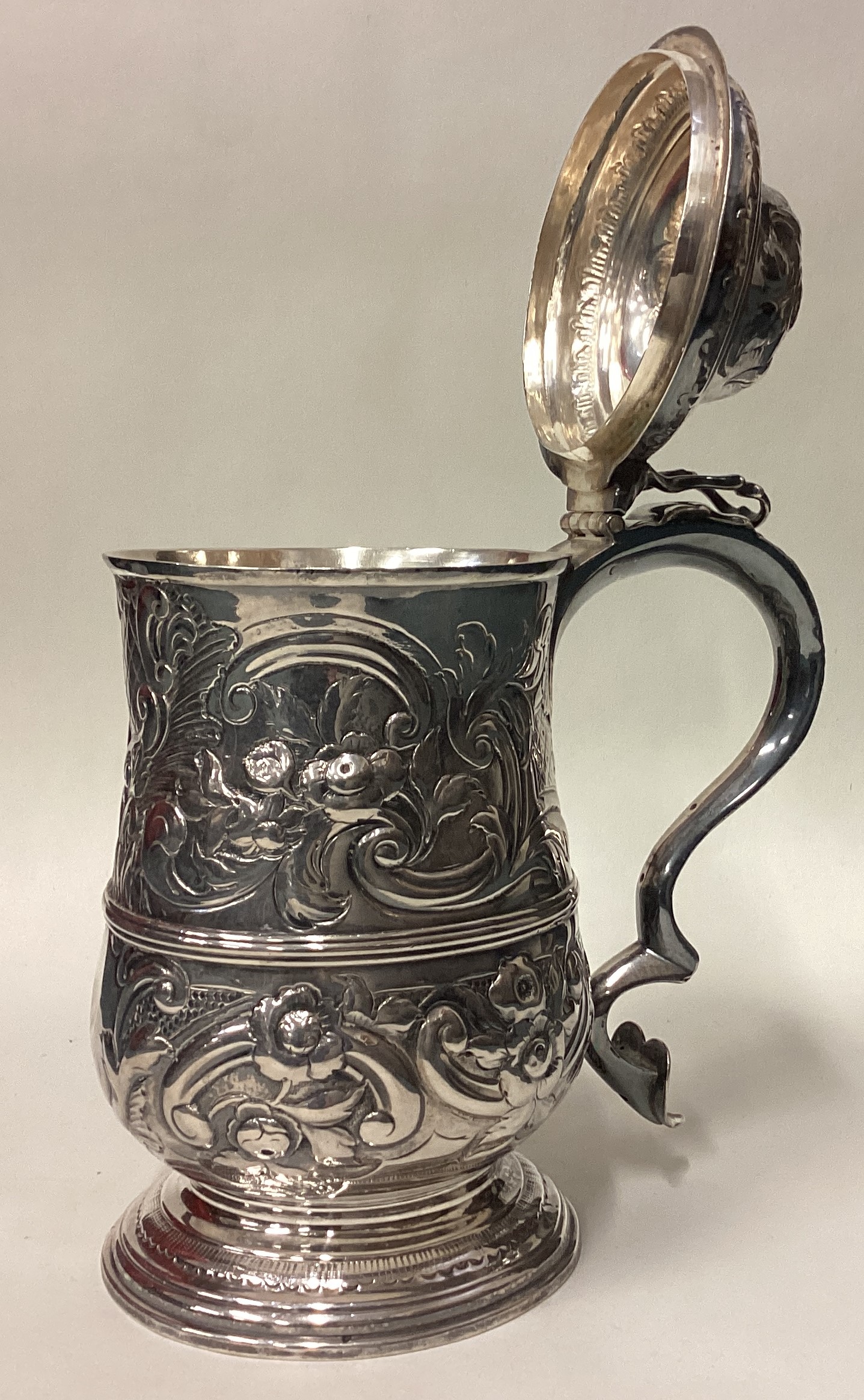 An 18th Century chased silver tankard. London 1772. - Image 2 of 4