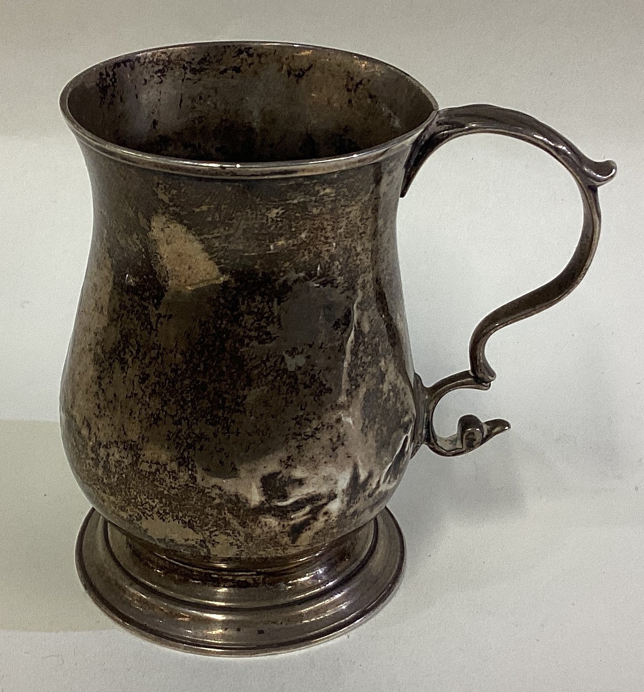 An 18th Century George III silver mug. - Image 2 of 2