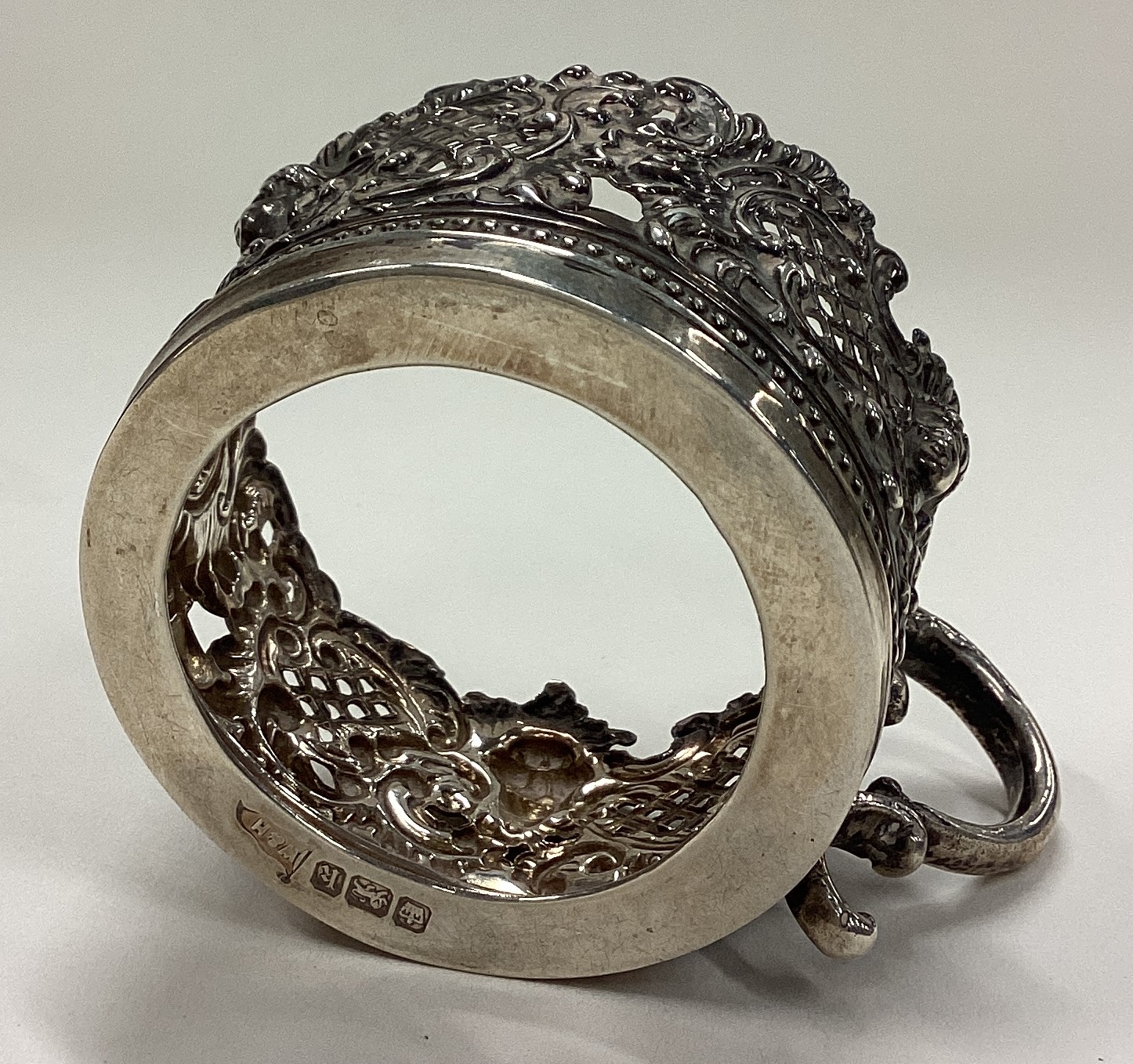 A pierced silver tea glass holder. Sheffield 1902. - Image 2 of 2