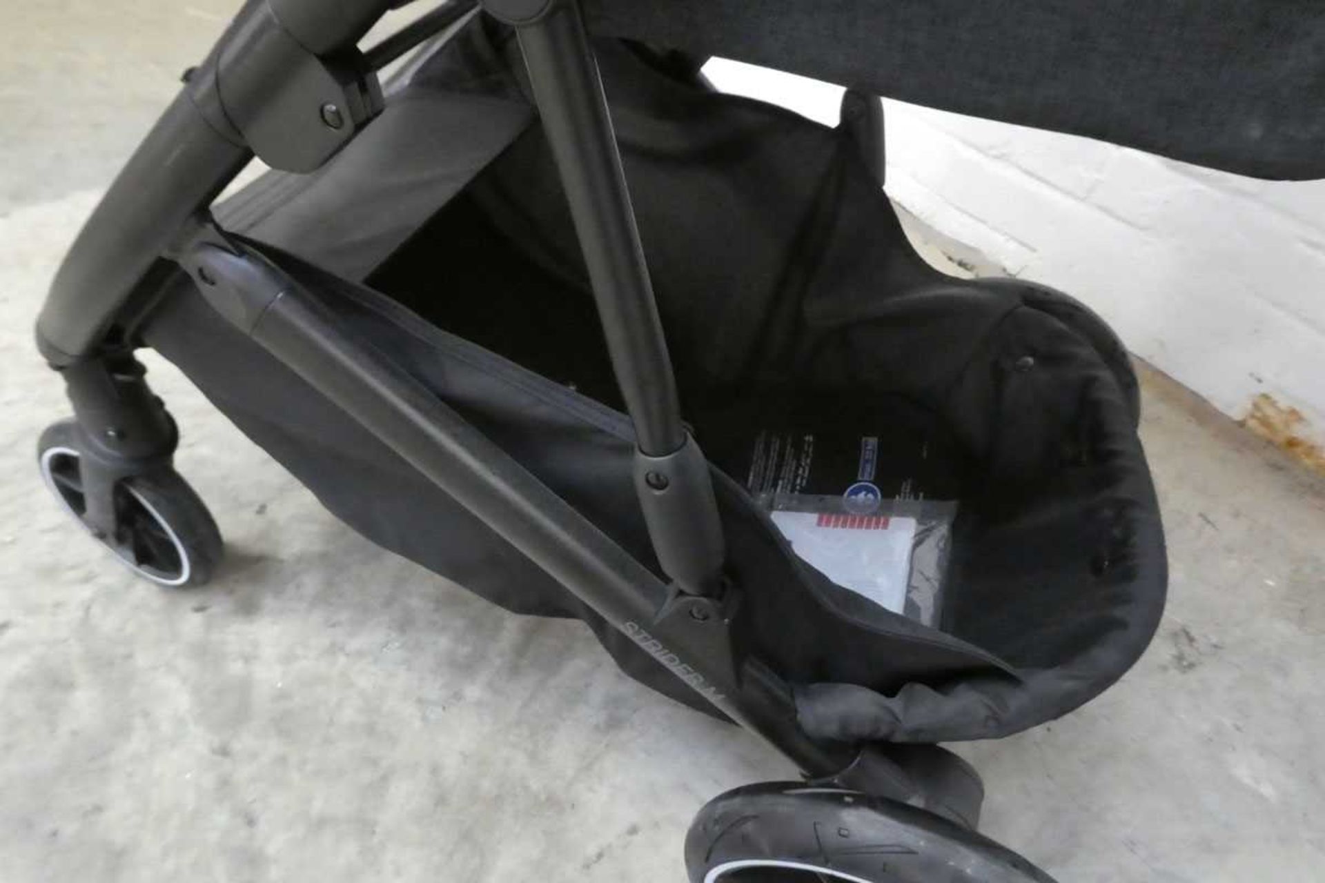+VAT Britax Romer 2 in 1 childs buggy system in dark grey - Image 2 of 4