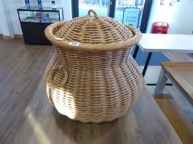 Wicker laundry basket in the form of a honey pot