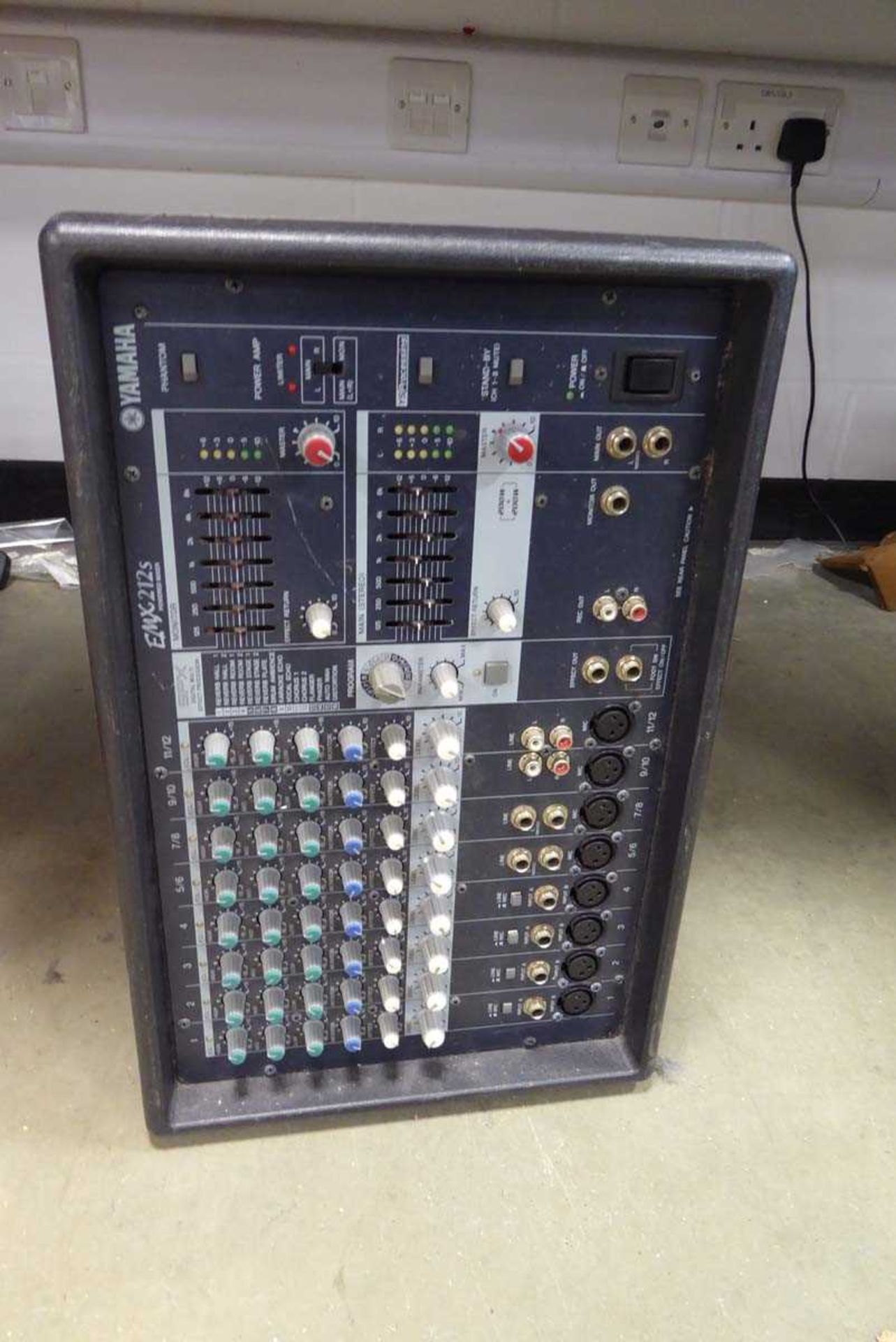 Yamaha EMX 212S mixer