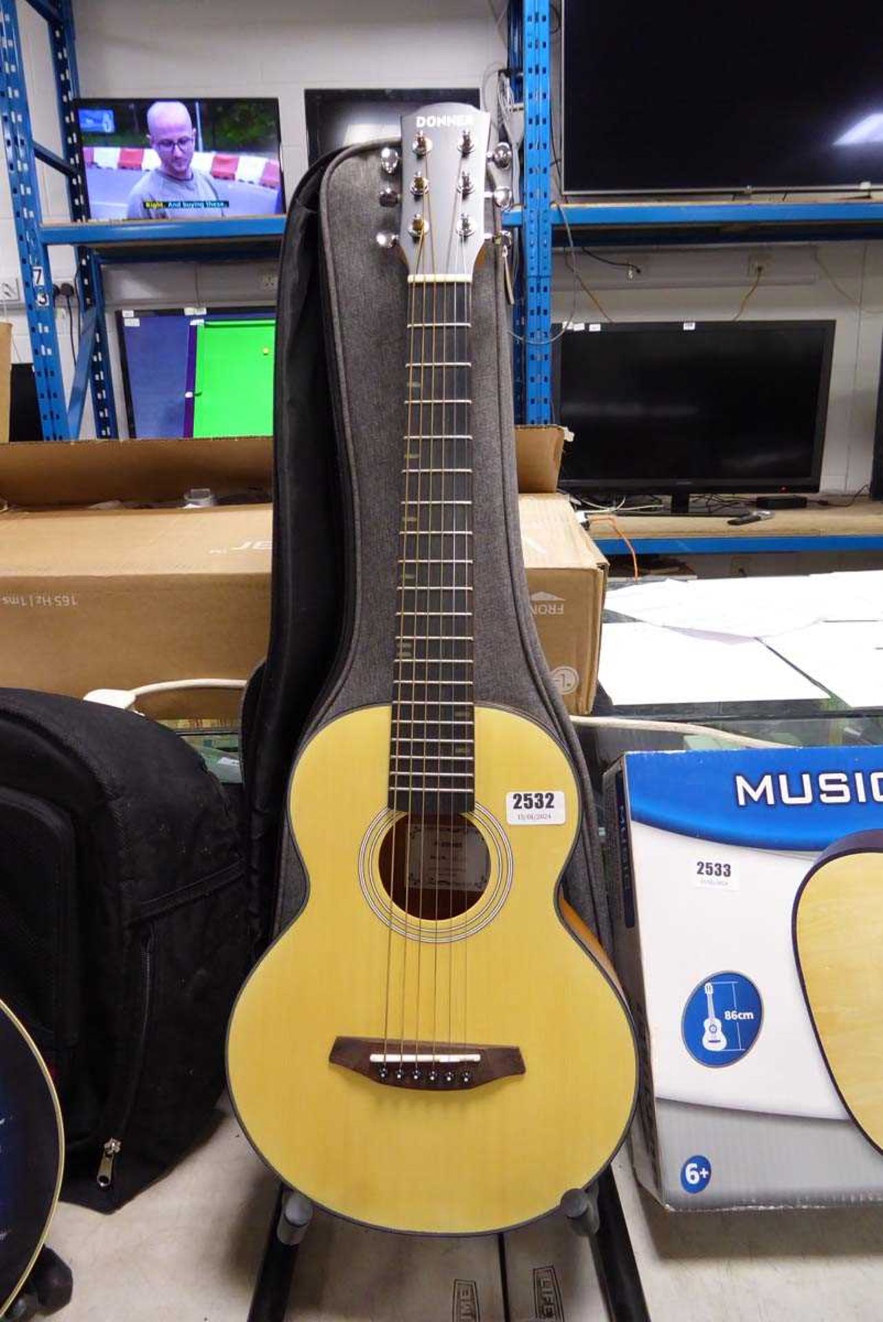 Domner acoustic guitar with bag