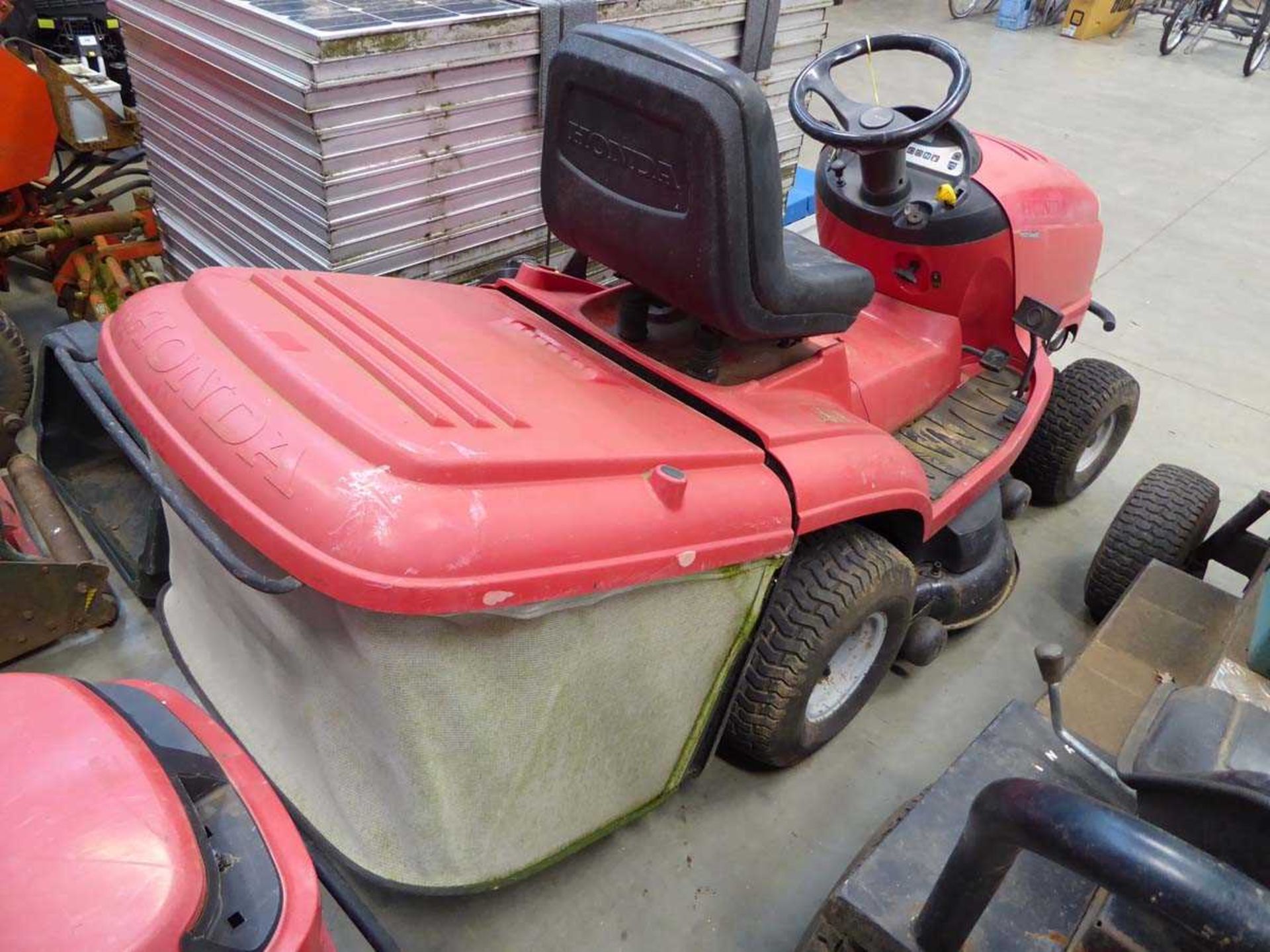 Honda Hydrostatic ride on mower with grass box and electric rise and fall grass box - Image 3 of 5