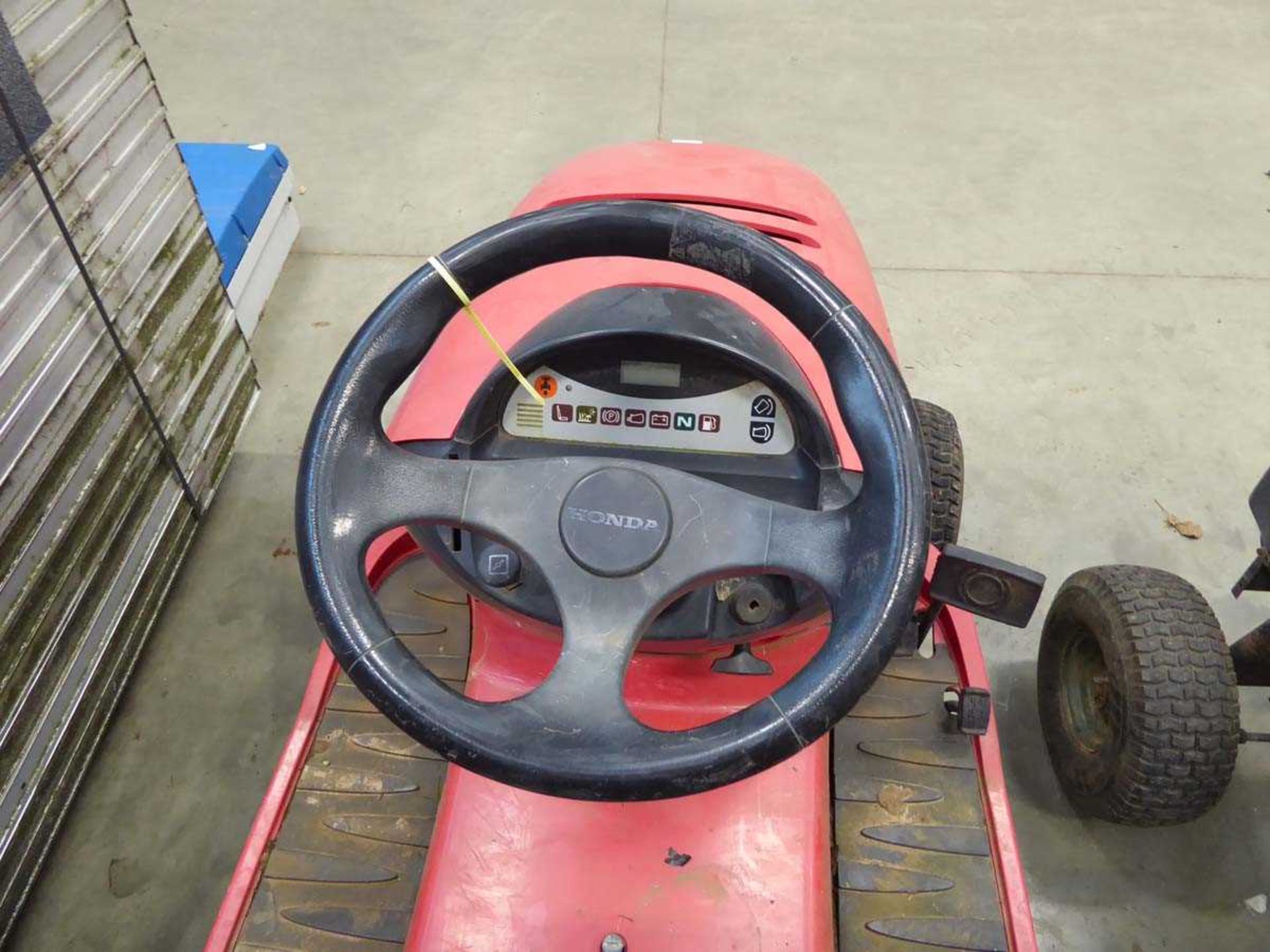 Honda Hydrostatic ride on mower with grass box and electric rise and fall grass box - Image 5 of 5