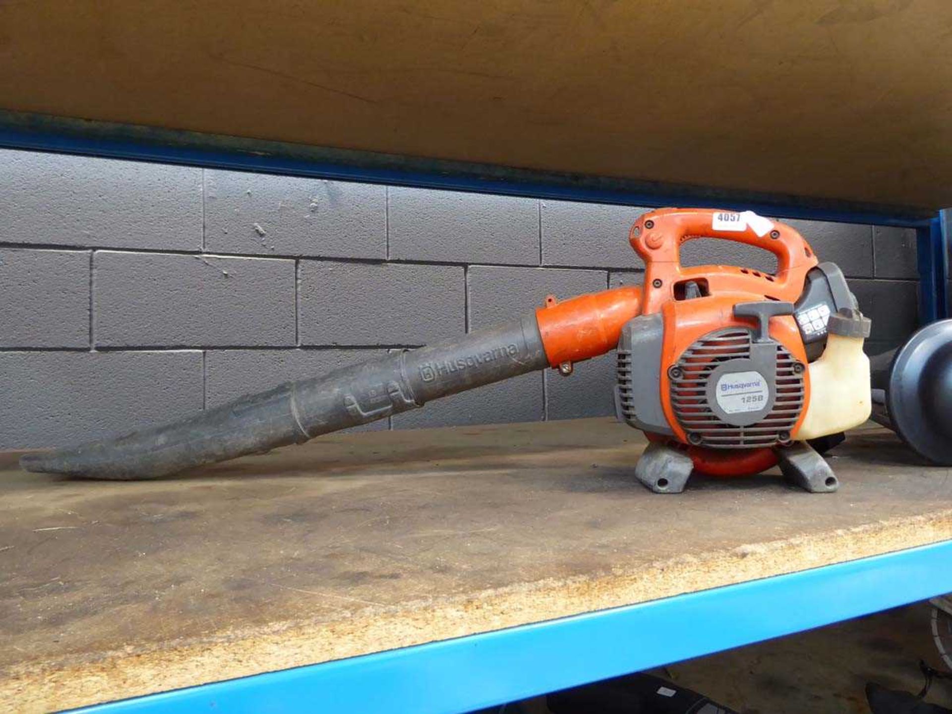 Husqvarna 125B petrol powered leaf blower