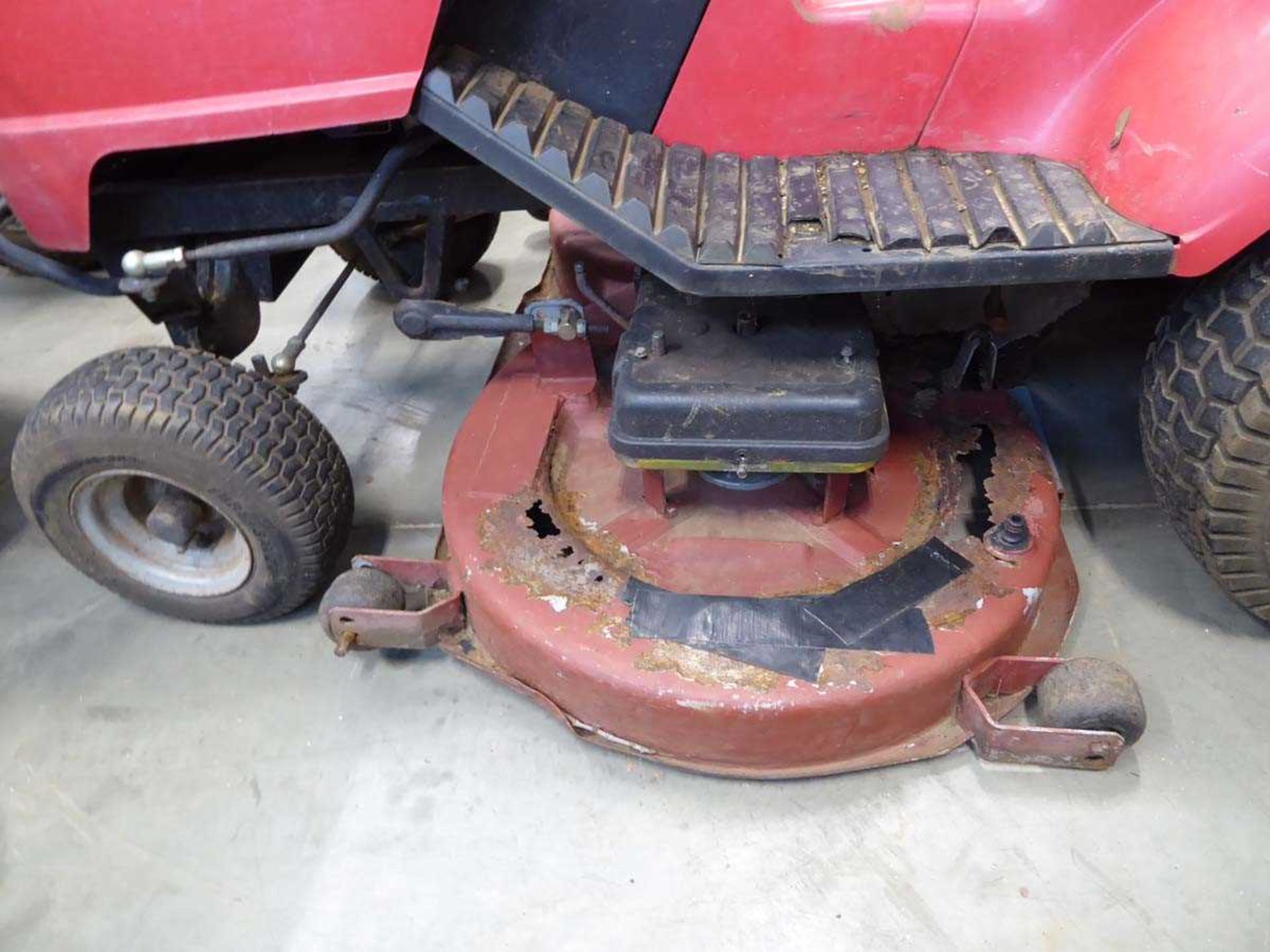 Honda Vtwin 2220 petrol powered ride on mower with grass box and disconnected mower bed - Image 5 of 5
