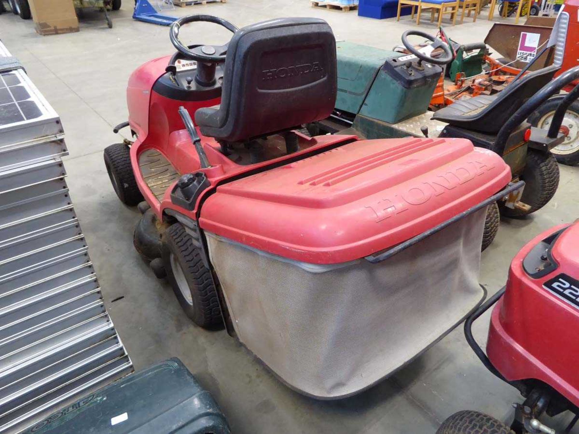 Honda Hydrostatic ride on mower with grass box and electric rise and fall grass box - Image 4 of 5