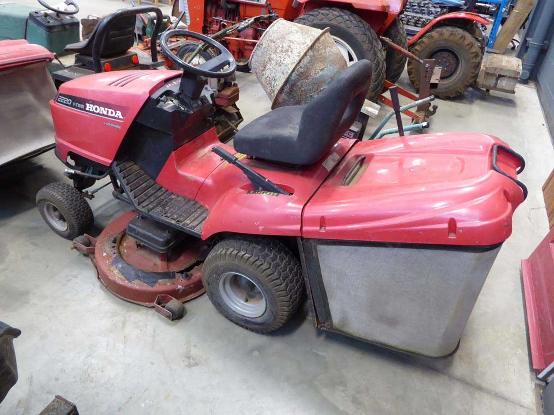 Honda Vtwin 2220 petrol powered ride on mower with grass box and disconnected mower bed - Image 3 of 5