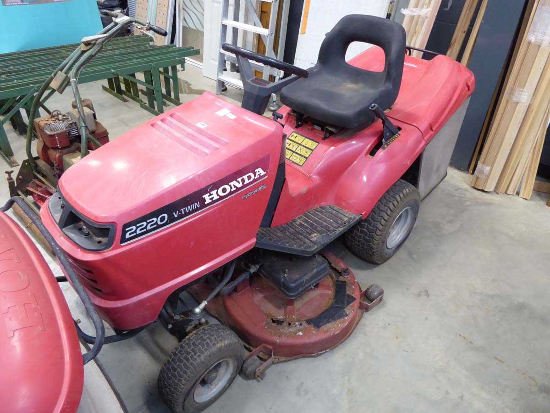 Honda Vtwin 2220 petrol powered ride on mower with grass box and disconnected mower bed