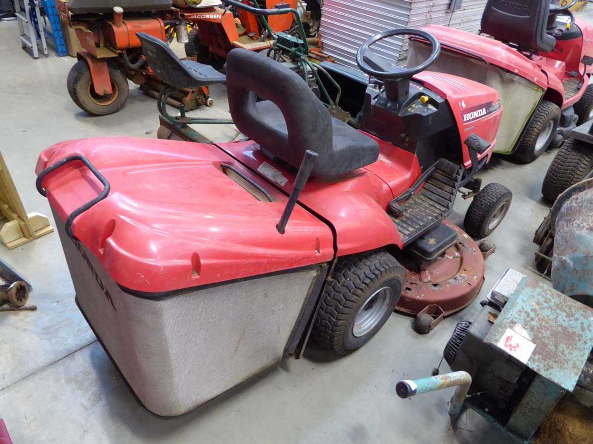 Honda Vtwin 2220 petrol powered ride on mower with grass box and disconnected mower bed - Image 2 of 5